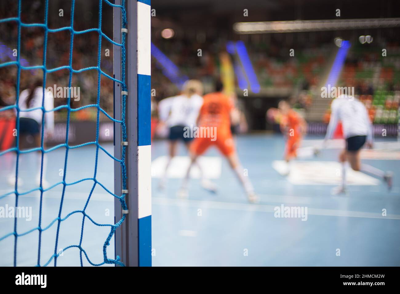 Detail der Handball-Torpfosten mit Netz- und Elfmeterschuss im Hintergrund. Stockfoto