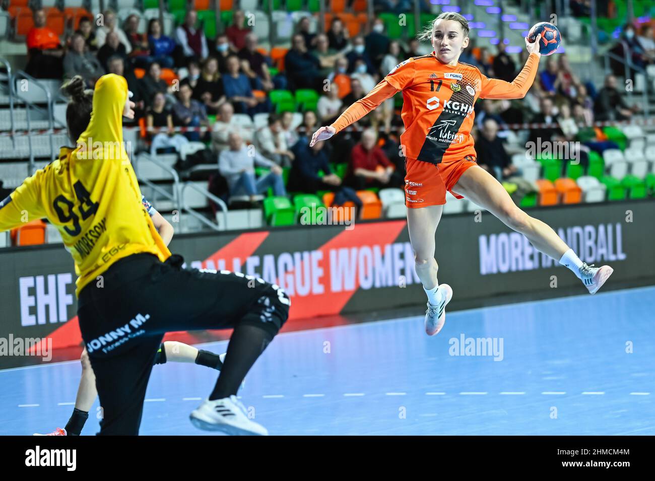 LUBIN, POLEN - 6. FEBRUAR 2022: Handball EHF European League Frauenspiel MKS Zaglebie Lubin - SG BBM Bietigheim. In Aktion Adrianna Gorna. Stockfoto