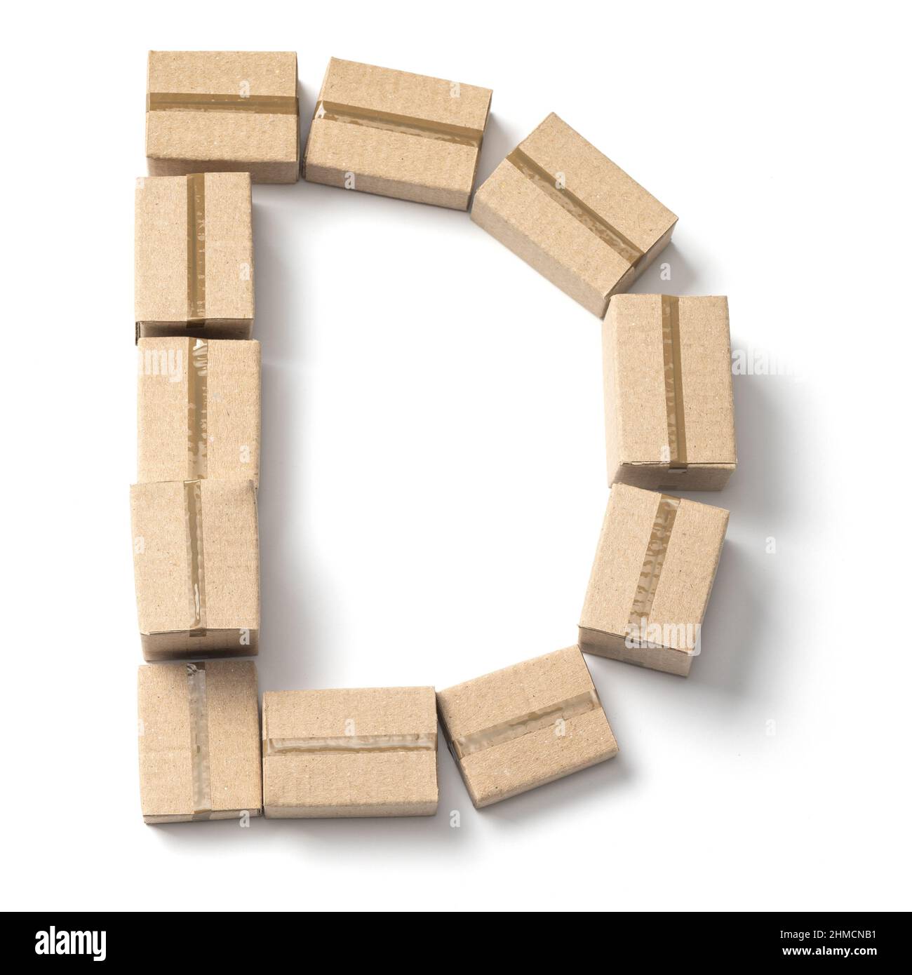 Buchstabe D. Alphabet aus Pappkartons zur Lieferung isoliert auf weißem Hintergrund. Stockfoto