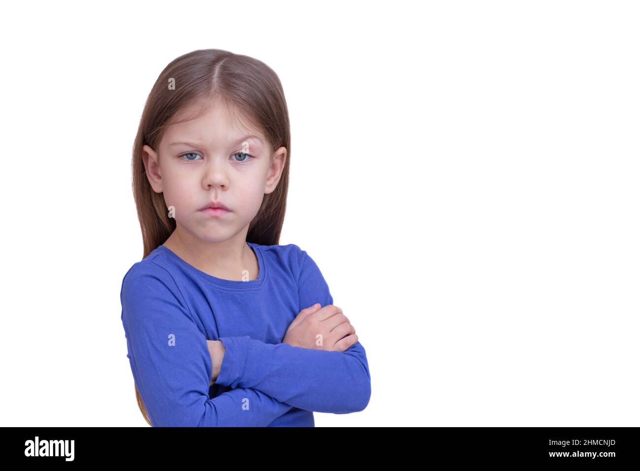 Serious Kind Kind Kind hält gekreuzte Hände isoliert auf weißem Hintergrund, Blick auf Kamera Taille bis kaukasischen kleinen Mädchen von 5 Jahren in blau Stockfoto