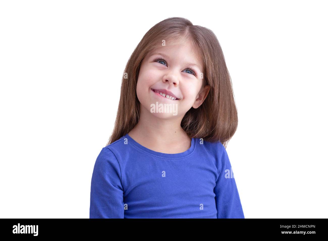 Träumen lächelnd glücklich beißen Lippenkind Kind isoliert auf weißem Hintergrund, Blick nach oben Taille kaukasischen kleinen Mädchen von 5 Jahren in blau Stockfoto