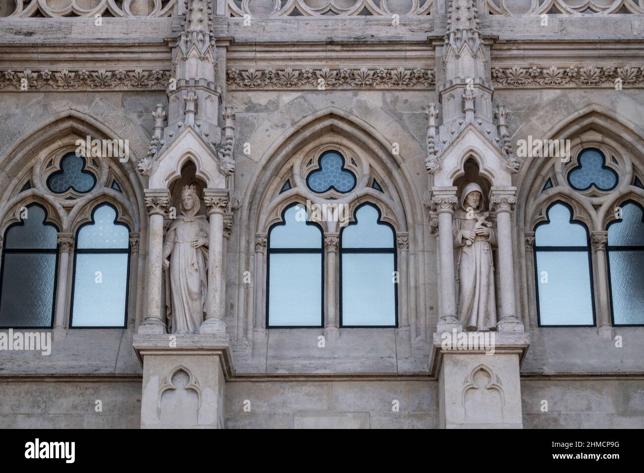 Statuen auf der Kirche des Hl. Matthäus in der Nähe der Fischerbastei in Budapest, Ungarn Stockfoto