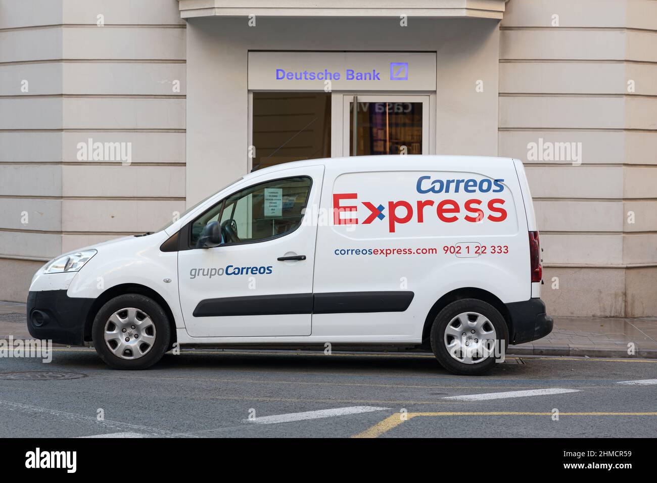 VALENCIA, SPANIEN - 31. JANUAR 2022: Correos Express ist das Express-Paketunternehmen der Correos-Gruppe Stockfoto
