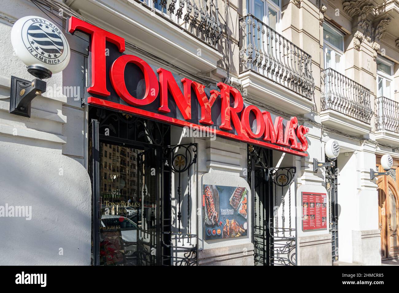 VALENCIA, SPANIEN - 02. FEBRUAR 2022: Tony Roma's ist ein amerikanisches Restaurant, das sich auf Rippchen spezialisiert hat Stockfoto