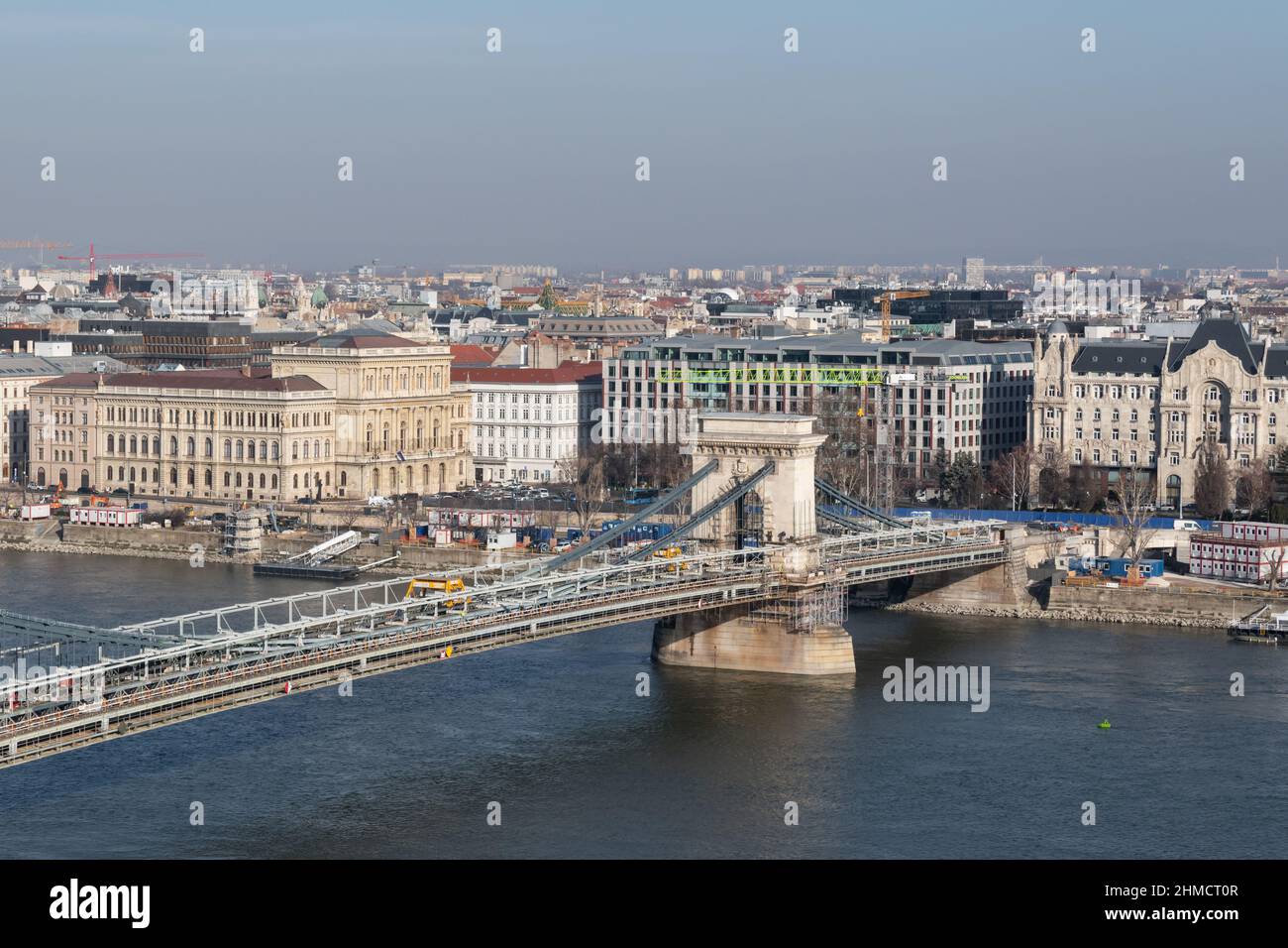 Stadtbild von budapest mit der Kettenbrücke über die Donau, die gerade renoviert wird Stockfoto