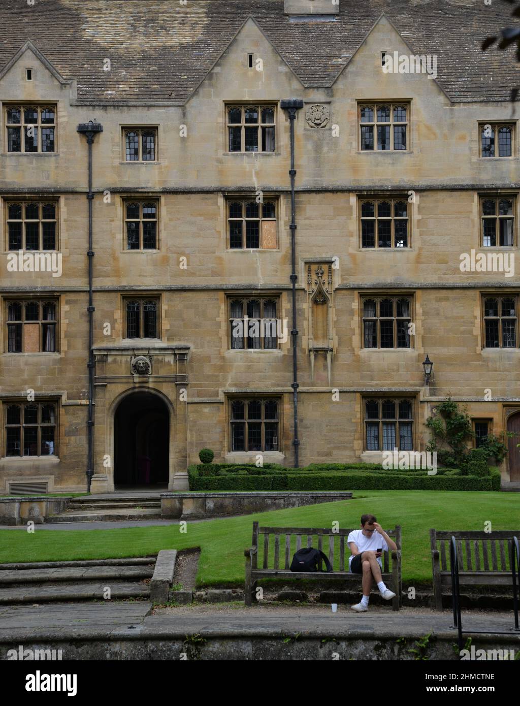 Ein Mann las auf einer Bank in Cambridge. Stockfoto