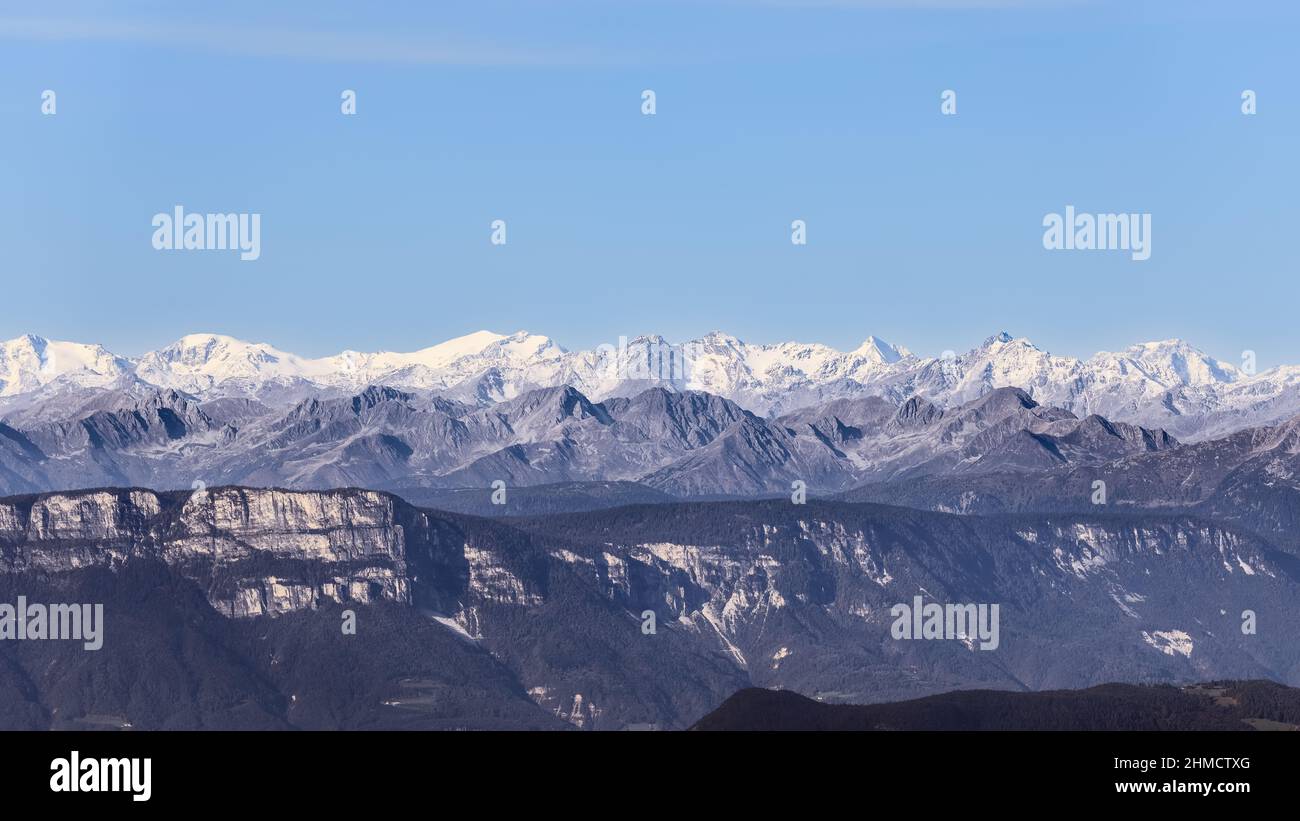 Panoramalandschaft aus Tälern und Bergketten der italienischen Dolomiten Alpen Stockfoto