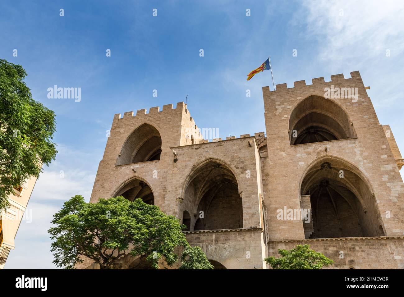 Südfassade des Stadttores „Torres de Serranos“ in Valencia, Spanien, Europa Stockfoto