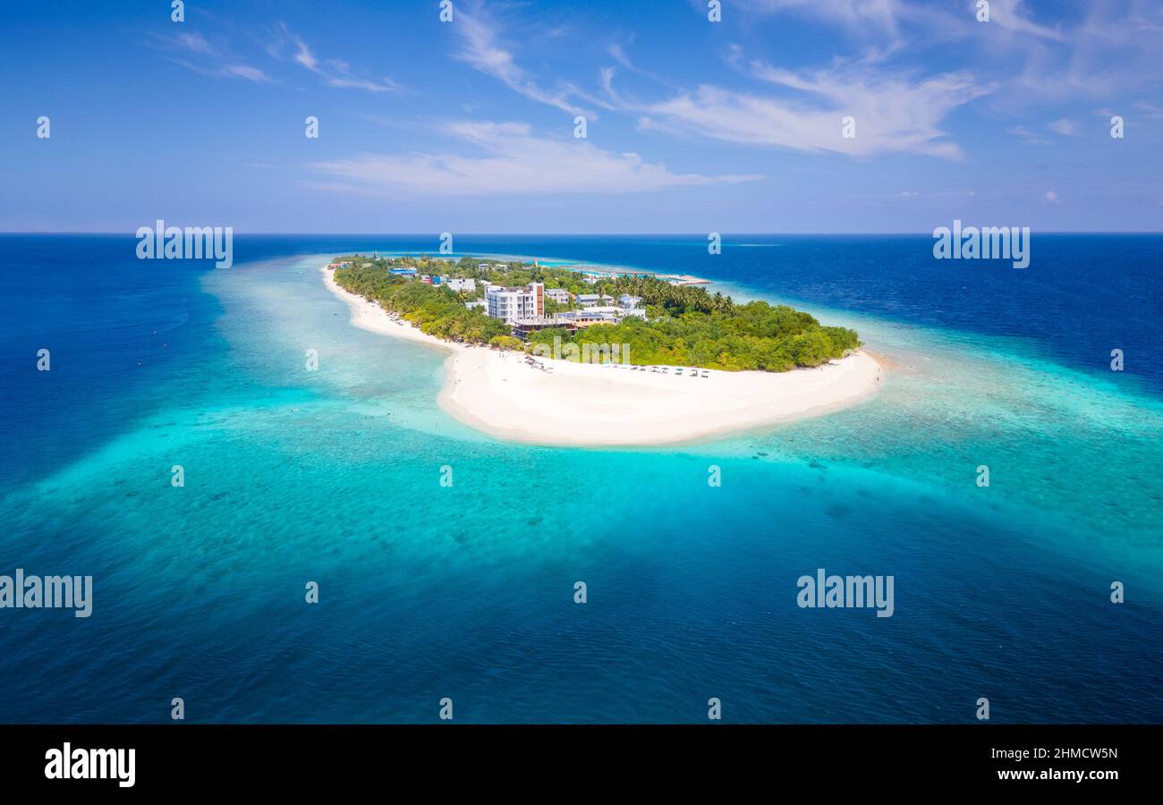 Tropische Insel mit weißem Strand und türkisfarbenem Wasser auf den Malediven. Idyllischer Sommerurlaub Urlaubsziel. Luxuriöses Hotelresort. Warmer sonniger Tag wi Stockfoto