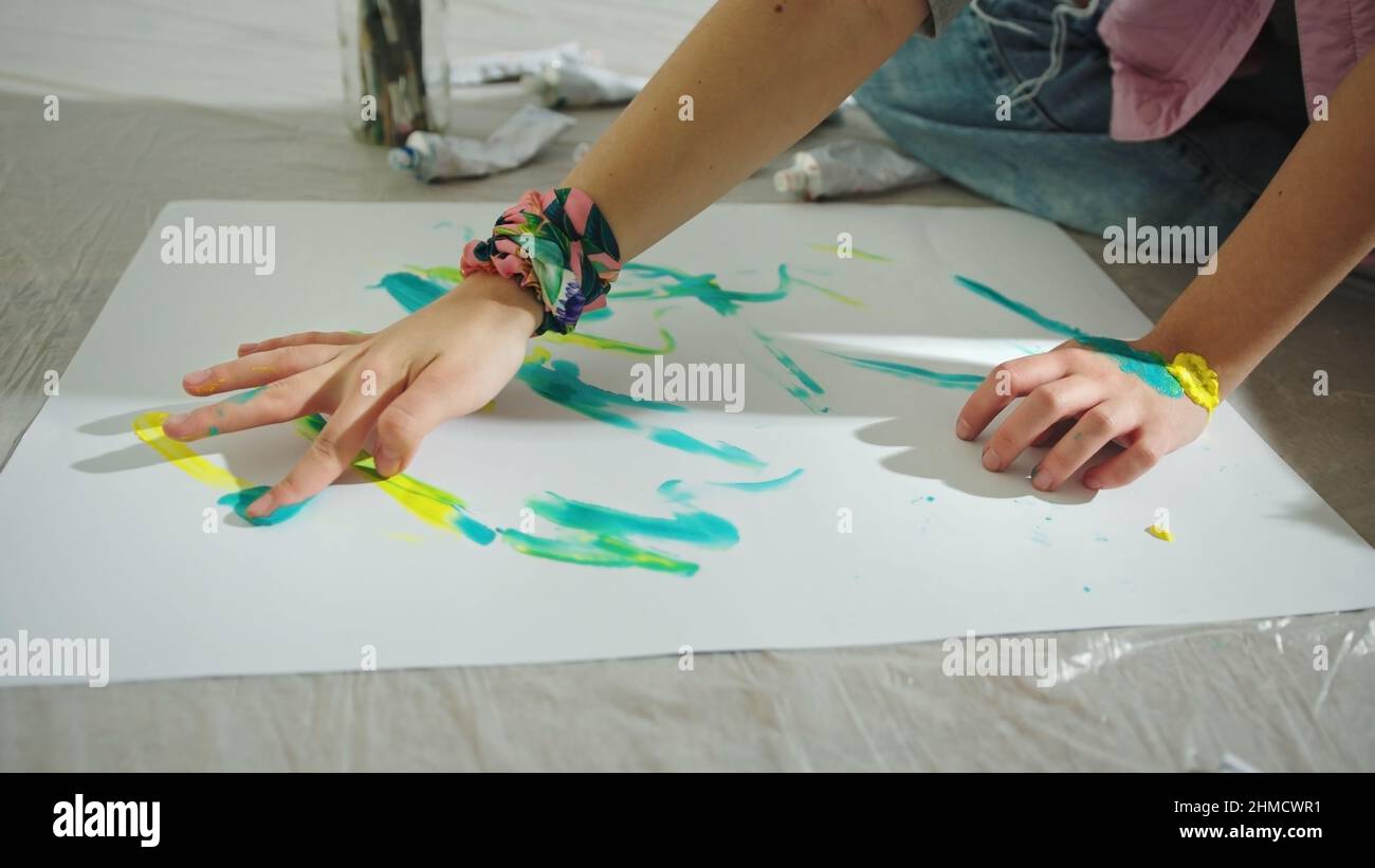 Moderne Künstlerin Frau malen auf einem Papier mit ihren Fingern. Hochwertige Fotos Stockfoto