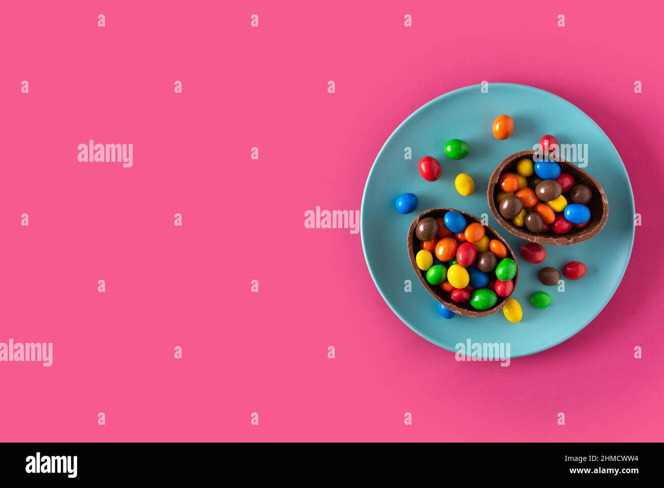 Bunte Schokolade Ostereier auf rosa Hintergrund Stockfoto