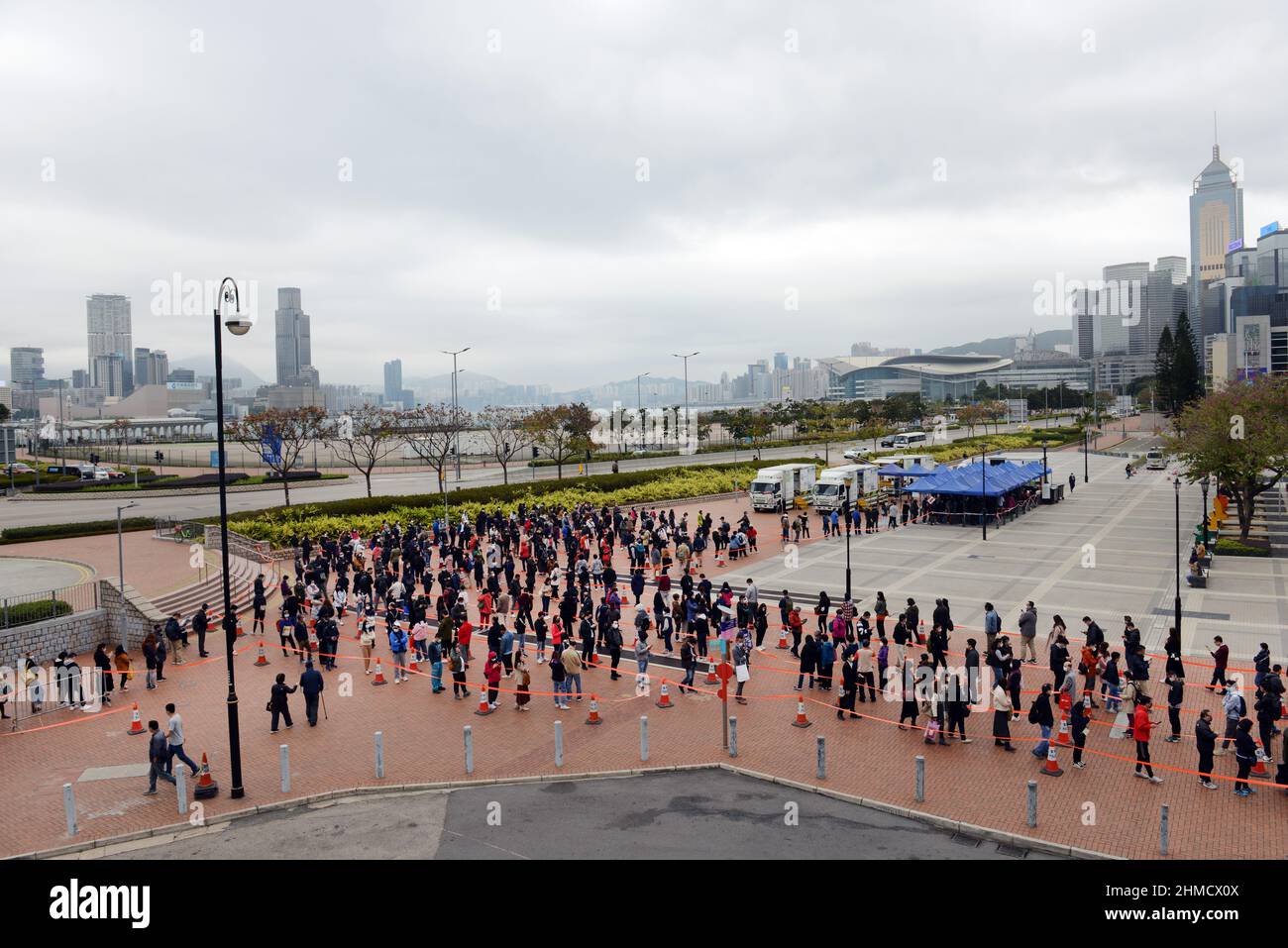 9th. Februar 2022, Central District, Hongkong. Hongkongers wartet in der Schlange für einen PCR-Test (meist obligatorisch), da die Omicron-Variantenfälle steigen. Stockfoto