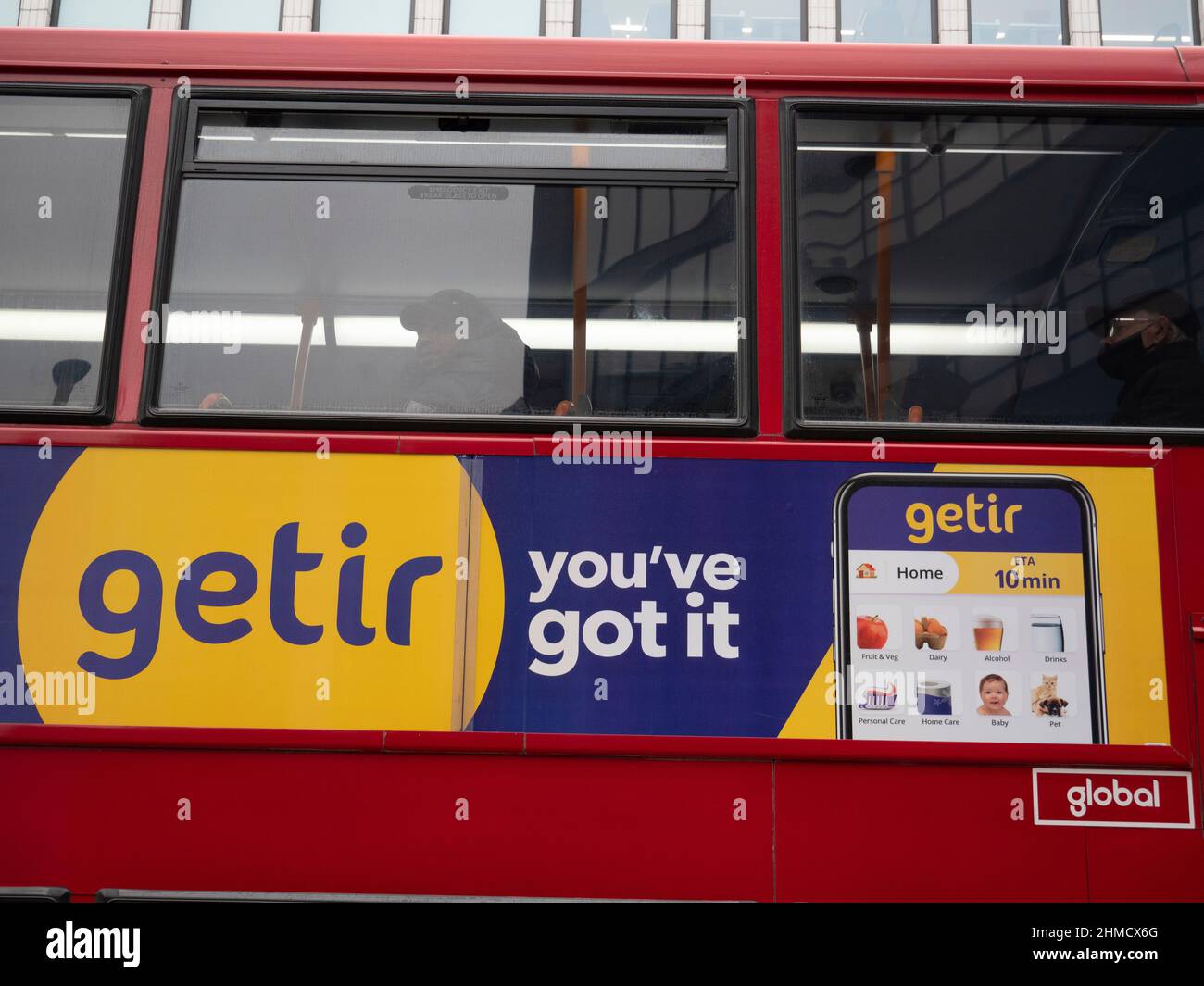 Getir-Werbung auf der Seite des Londoner Busses im Zentrum von London ist Getir ein Lieferservice für Lebensmittel Stockfoto