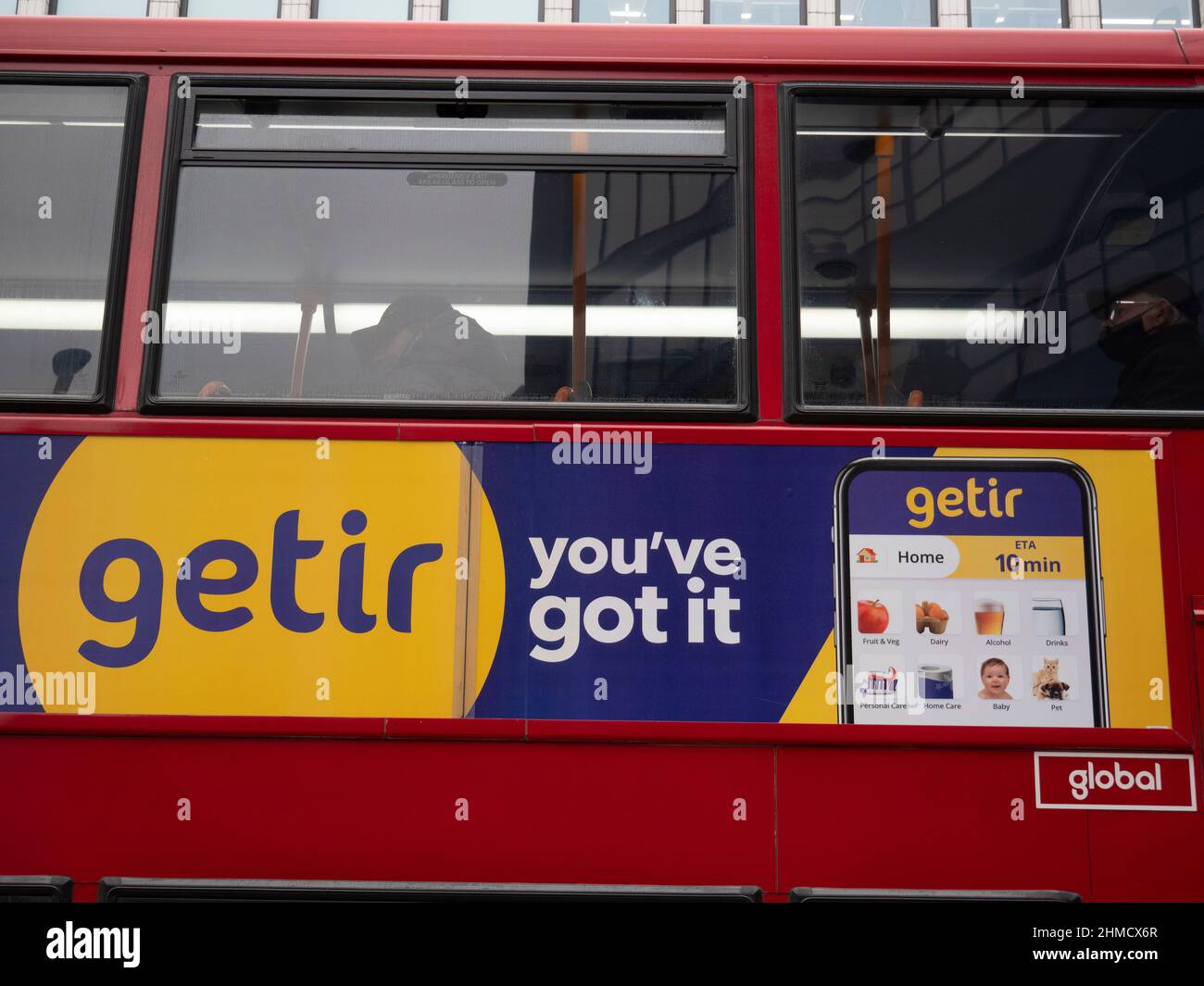 Getir-Werbung auf der Seite des Londoner Busses im Zentrum von London ist Getir ein Lieferservice für Lebensmittel Stockfoto