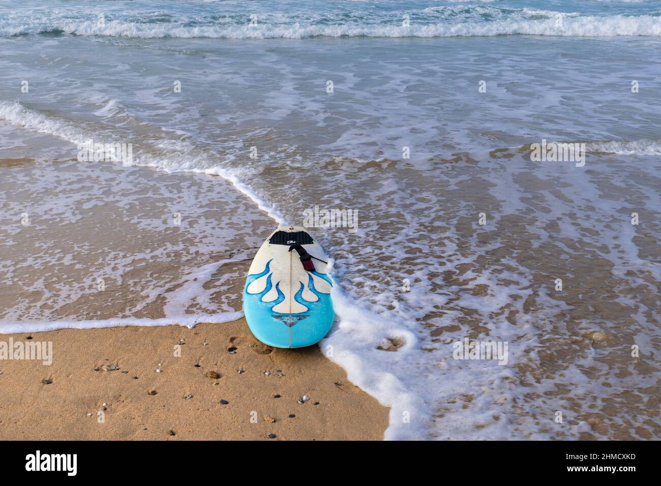 Ein Surfbrett wurde an der Küste von Fistral Beach in Newquay in Cornwall in Großbritannien ausgewaschen. Stockfoto