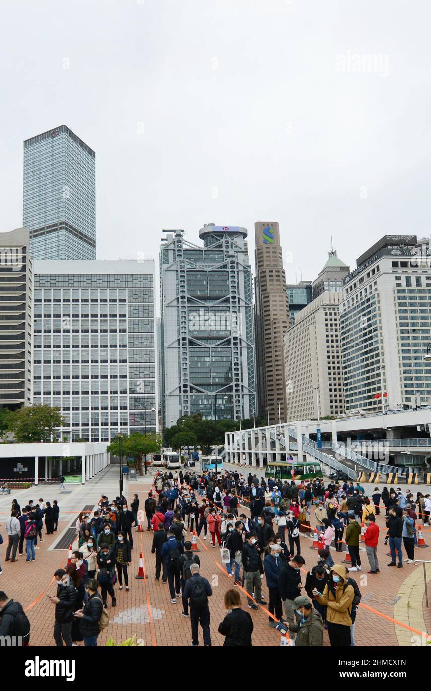 9th. Februar 2022, Central District, Hongkong. Hongkongers wartet in der Schlange für einen PCR-Test (meist obligatorisch), da die Omicron-Variantenfälle steigen. Stockfoto