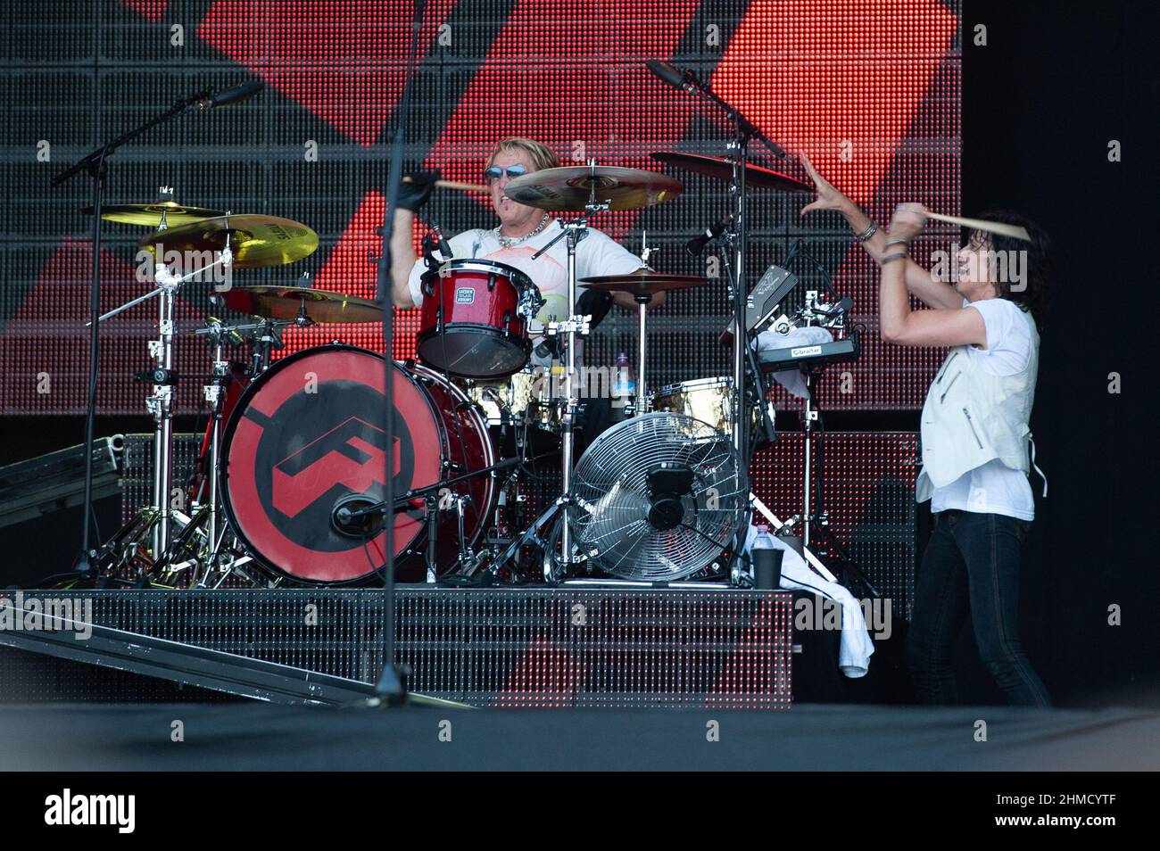 Mailand Italien 2011-06-21: Live-Konzert der Rockband Foreigner in der Arena Fiera Milano Rho, Kelly Hansen und Jason Sutter während des Konzerts Stockfoto