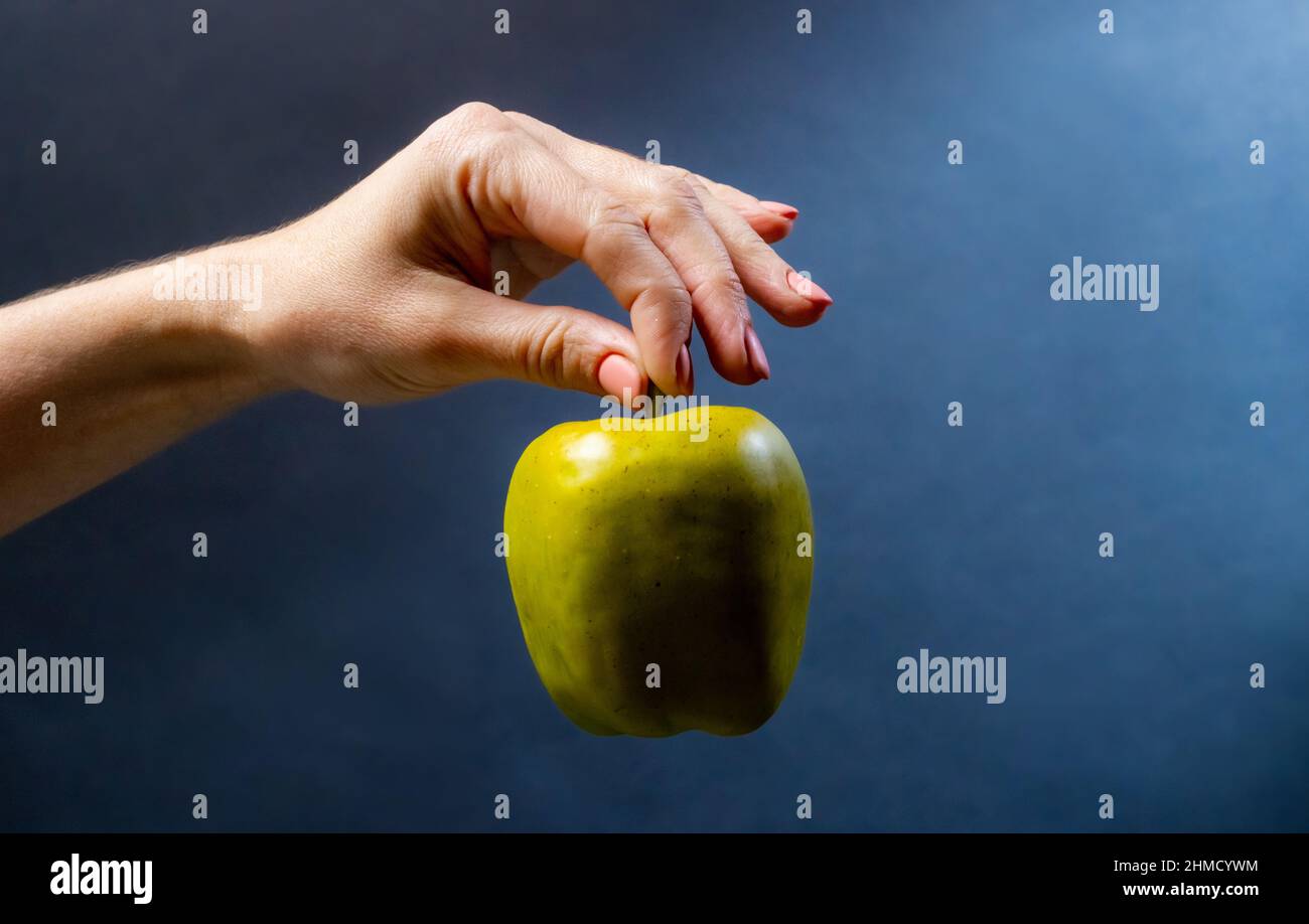 Hand halten Apfel Stockfoto