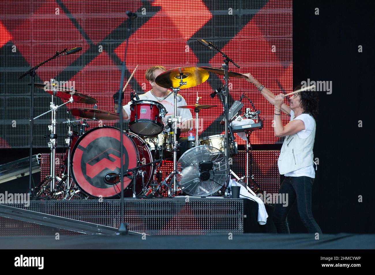 Mailand Italien 2011-06-21: Live-Konzert der Rockband Foreigner in der Arena Fiera Milano Rho, Kelly Hansen und Jason Sutter während des Konzerts Stockfoto