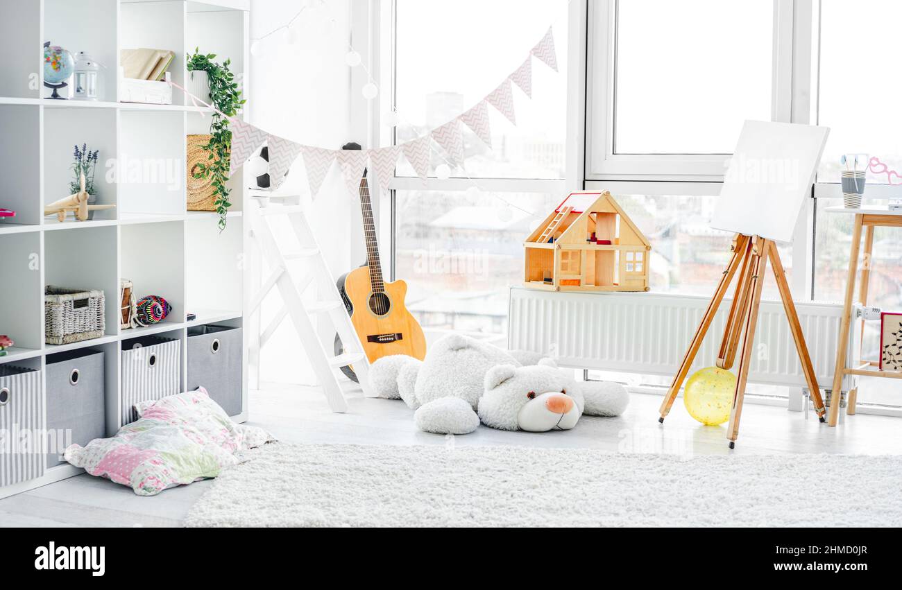 Schönes und helles Kinderzimmer Stockfoto