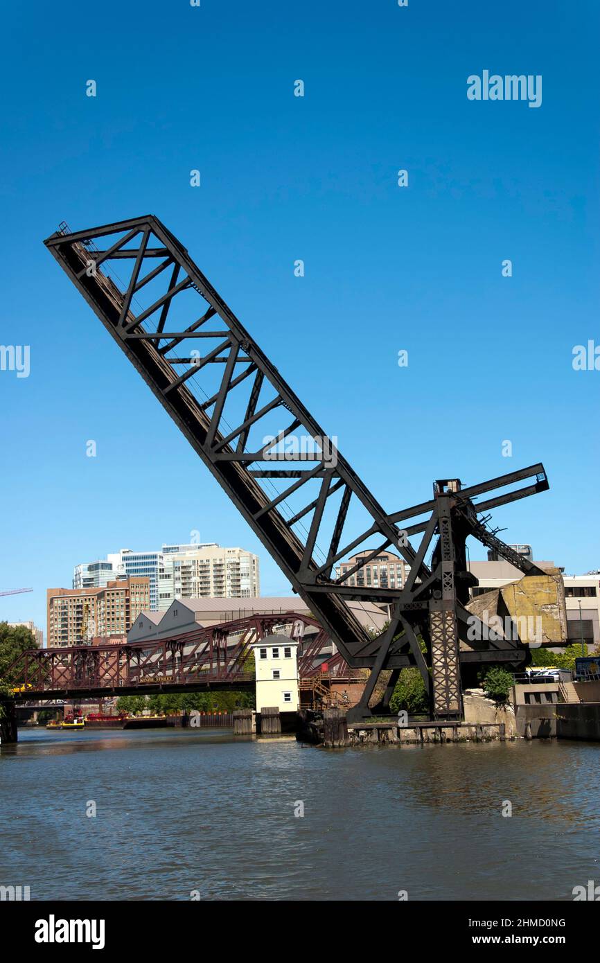 Kinzie Street Eisenbahnbrücke, dauerhaft in der erhöhten Position gesperrt, Chicago River, Chicago, Illinois Stockfoto
