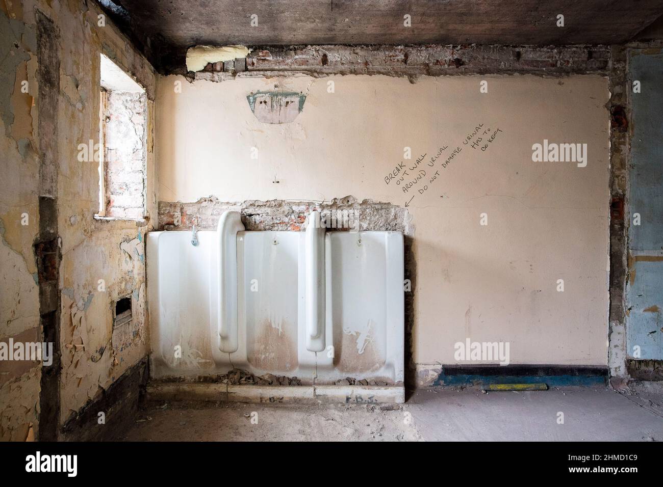 Urinal in einem verwüstenden Gebäude. Stockton Globe in Bearbeitung, Stockton-on-Tees, Großbritannien. Architekt: Space Group Architects, 2021. Stockfoto