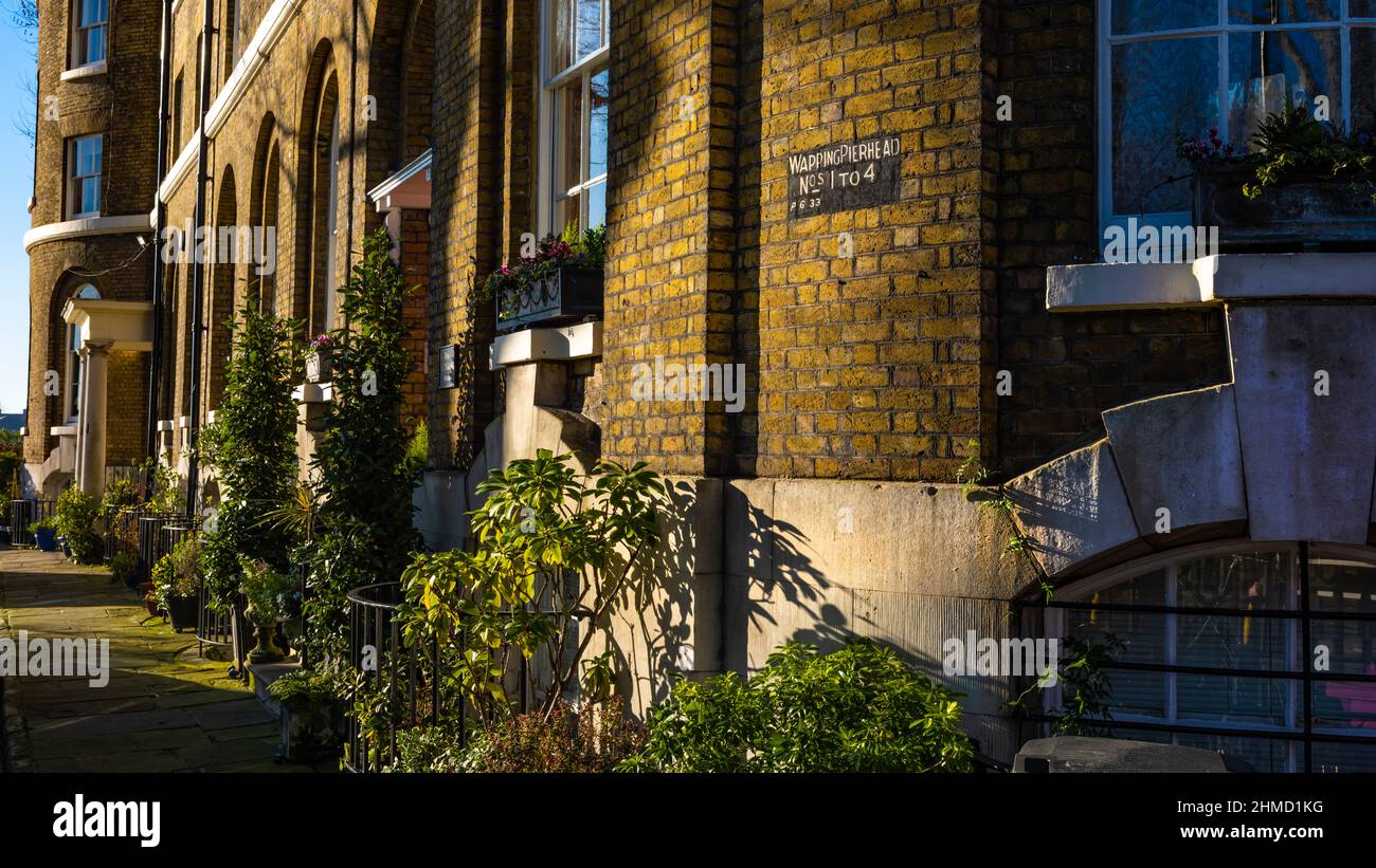 Niedrige Sonne, traditionelles Wharf-Leben. Schatten, niedrige Sonne. London Stockfoto