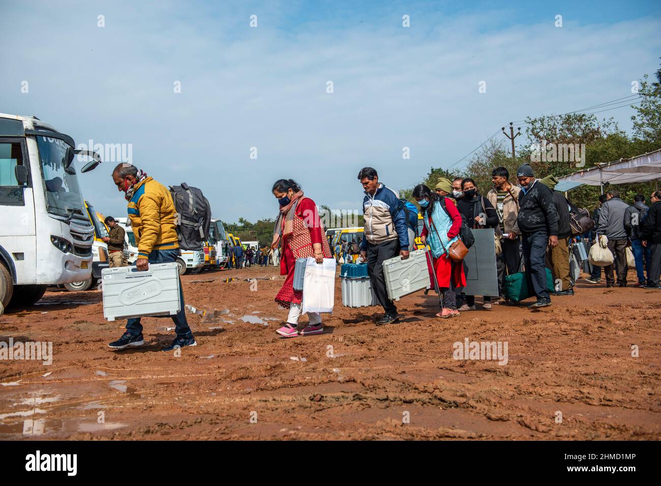 Ghaziabad, Indien. 09th. Februar 2022. Wahlbeamte werden mit den elektronischen Wahlmaschinen (Electronic Voting Machines, EVM) und dem VVPAT (VVPAT) gesehen, wenn sie vor der ersten Phase der Parlamentswahlen in Uttar Pradesh in ihre Wahllokale gehen. (Foto von Pradeep Gaur/SOPA Images/Sipa USA) Quelle: SIPA USA/Alamy Live News Stockfoto