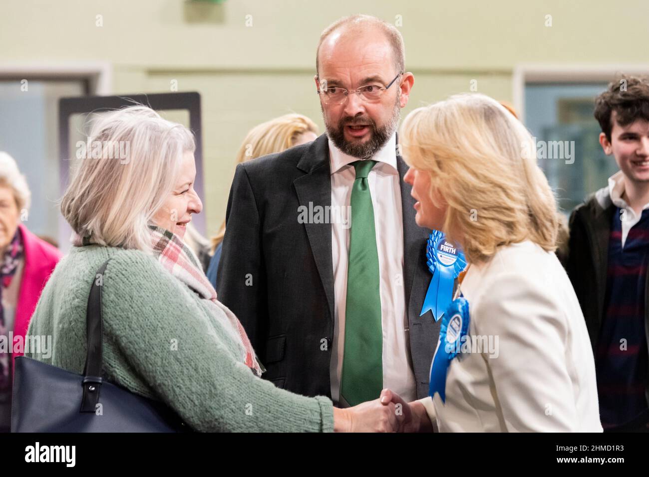 Der Abgeordnete James Duddridge bei der Wahlurne für die Nachwahl in Southend West mit der neu gewählten konservativen Abgeordneten Anna Firth Stockfoto