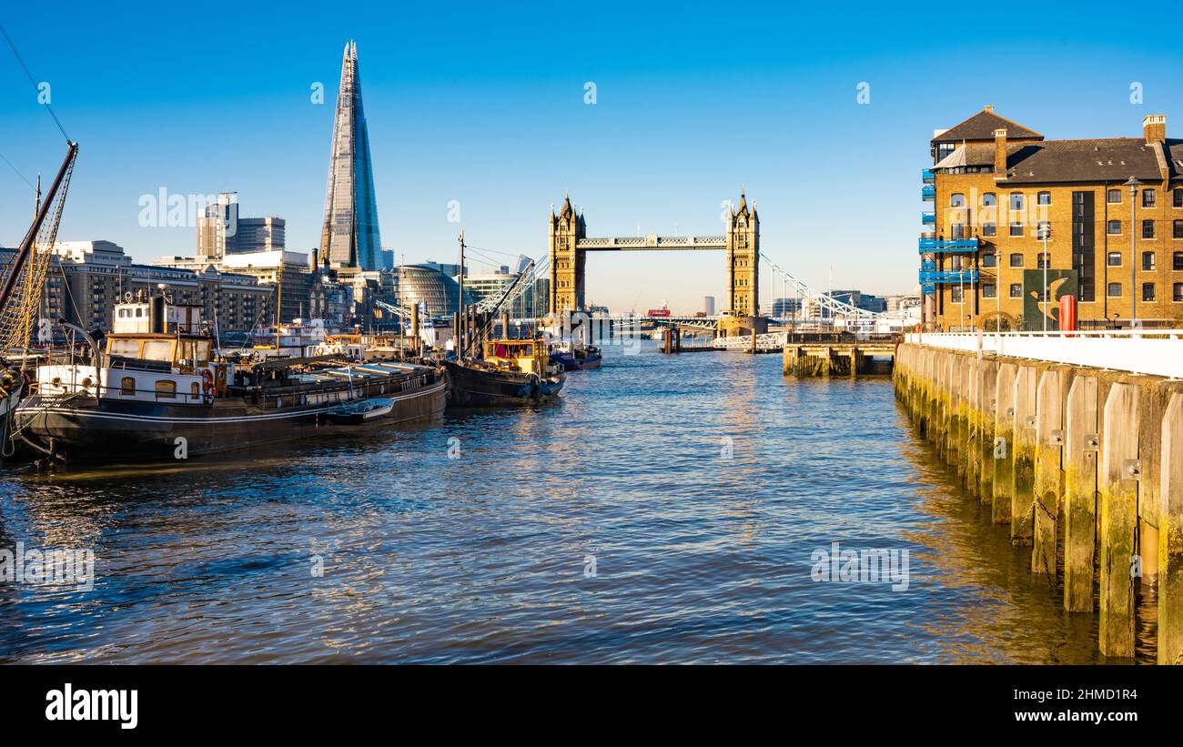 Blick auf die Themse Richtung Tower Bridge, Shard, Bargen, blauer Himmel. Hohe Auflösung 102 MP. Stockfoto