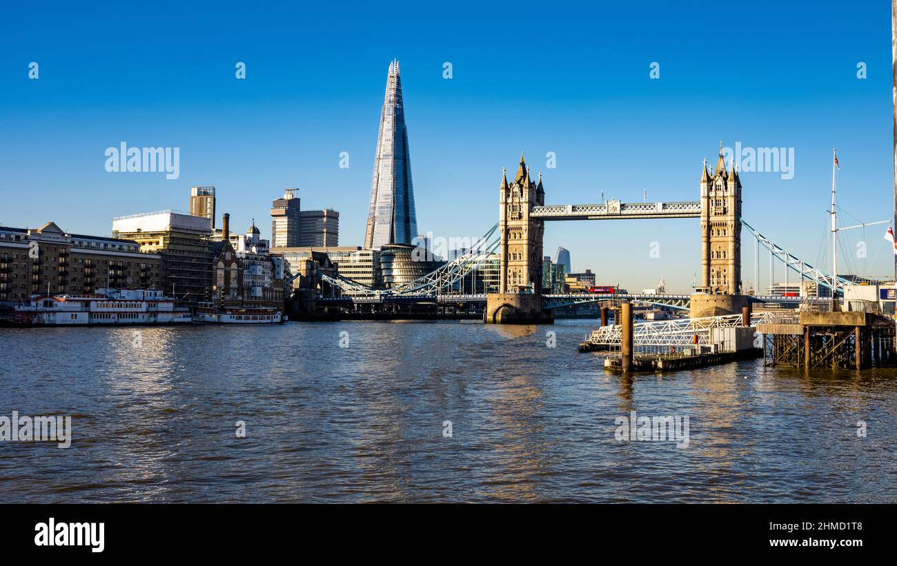 Tower Bridge, City Hall, Shard, London, Blue Sky, goldene Stunde. Hohe Auflösung 102 MP. Stockfoto
