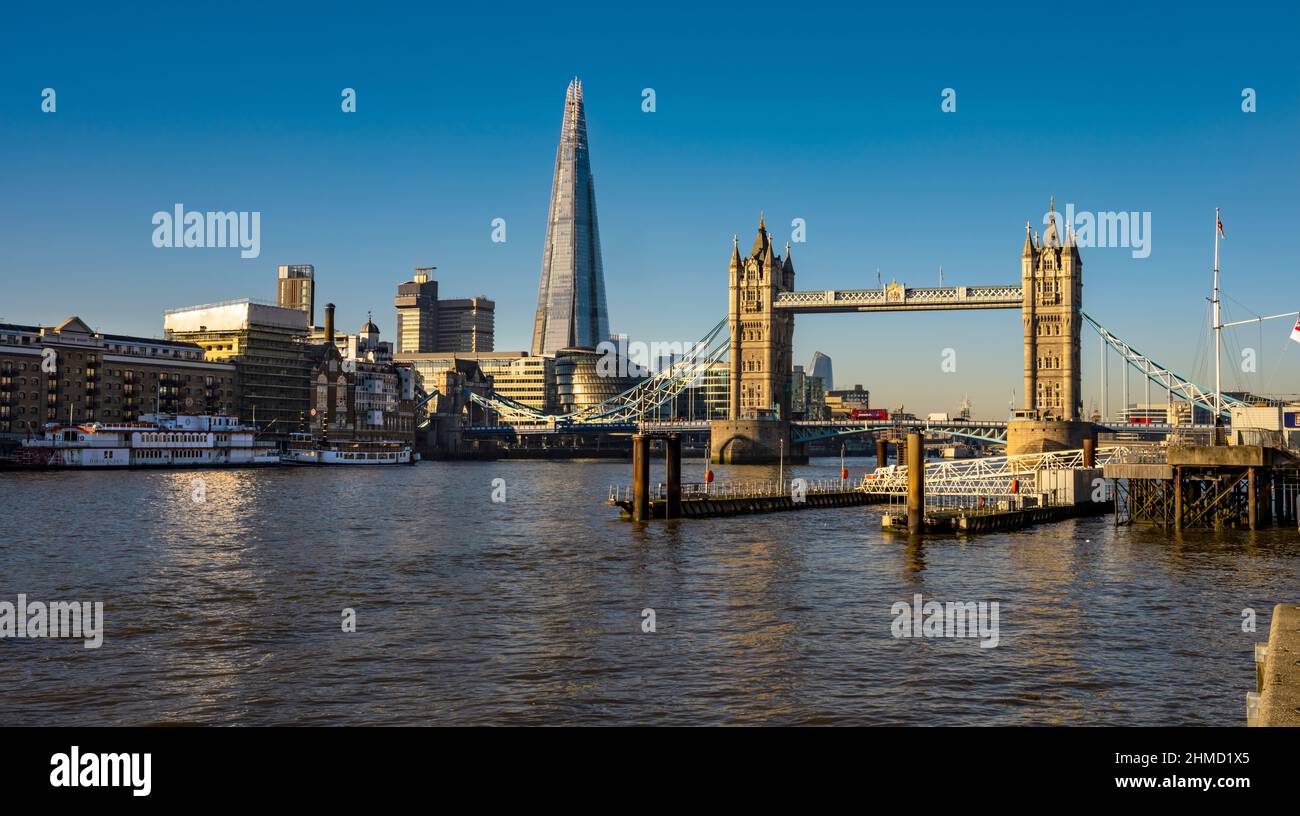Tower Bridge, City Hall, Shard, London, Blue Sky, goldene Stunde, Sonnenuntergang. Hohe Auflösung 102 MP. Stockfoto