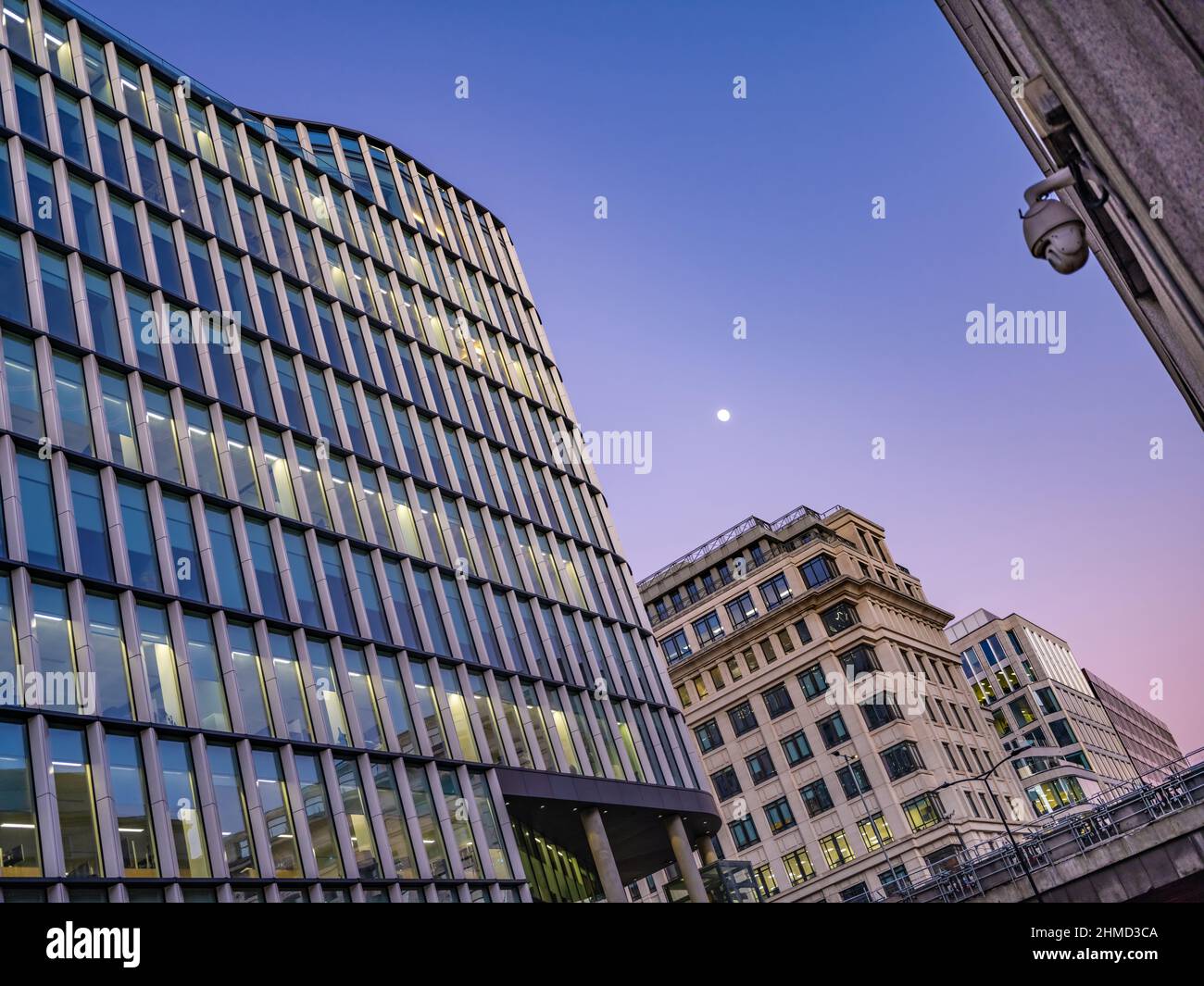 Eastcheap London. Geschäftsviertel von London. Dämmerung mit Mond. Stockfoto