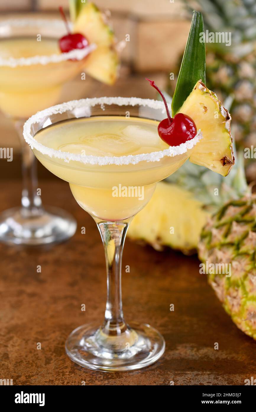 Limette kombiniert mit frischem Ananassaft und Tequila sind Cocktails ...