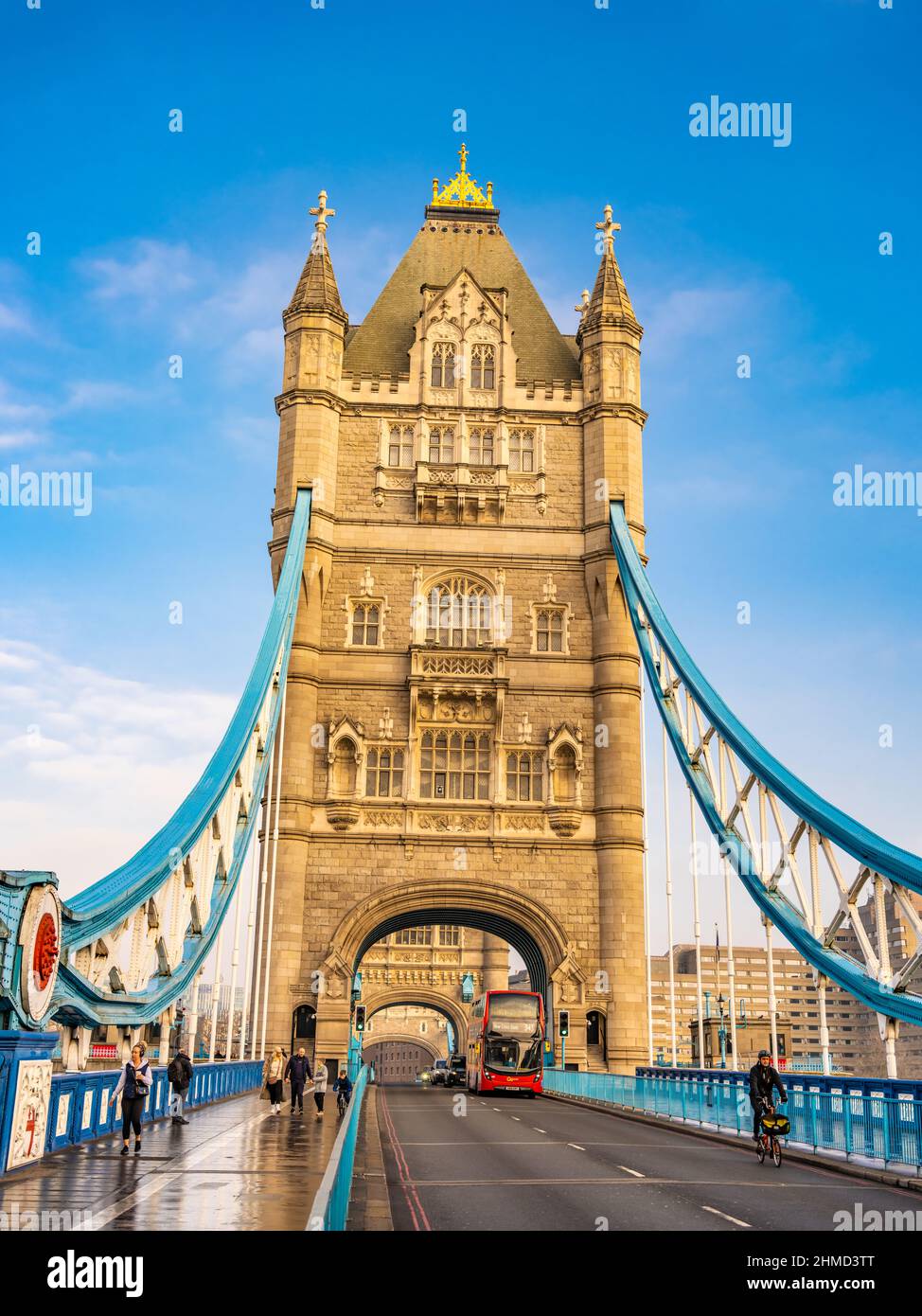 Tower of London mit rotem Bus. Stockfoto