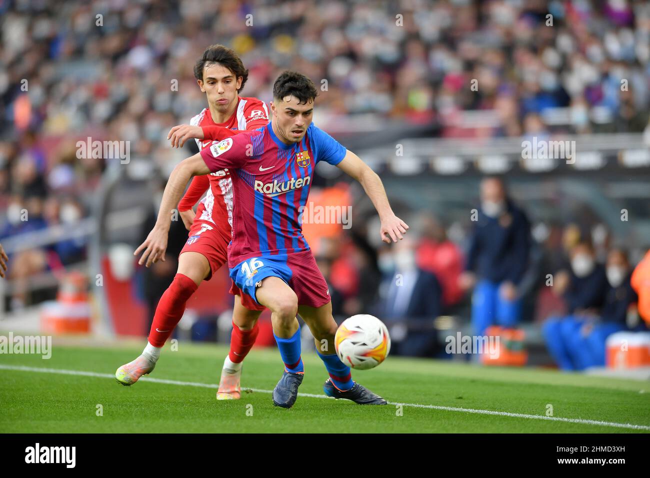 Pedri (16) des FC Barcelona dribbelt Joao Félix (7) von Atlético de Madrid während des 23-tägigen La Liga Santader-Spiels zwischen dem FC Barcelona und Atletico de Madrid am 06. Februar 2022 im Stadion Camp Nou in Barcelona, Spanien. Stockfoto