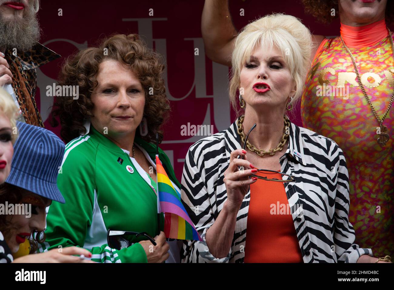 Die Filmstars Joanna Lumley und Jennifer Saunders posieren in London vor dem Start der London Pride Parade für die Kamera. Stockfoto
