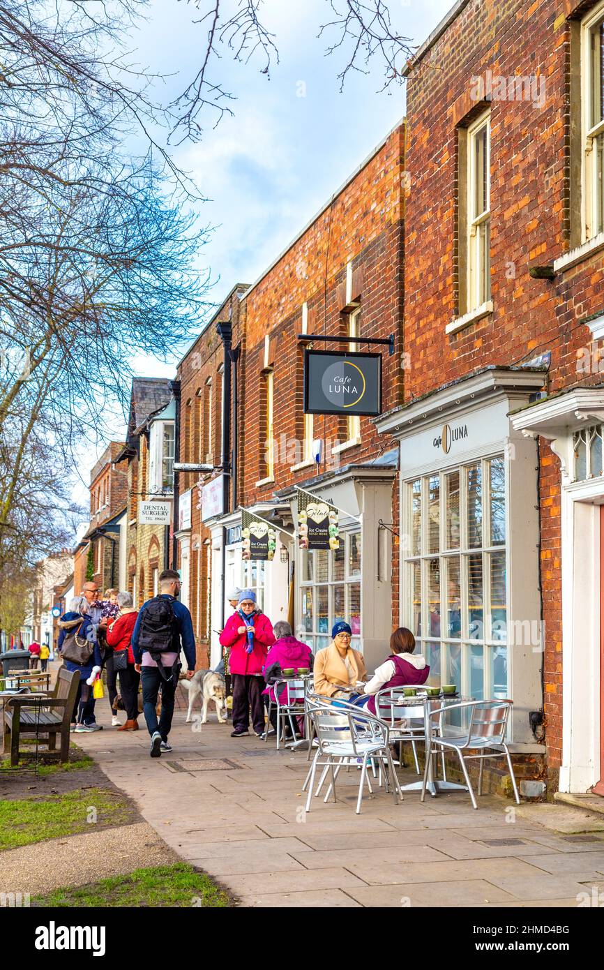 Einheimische genießen einen sonnigen Tag in den Cafés im Freien auf der Baldock High Street, Hertfordshire, Großbritannien Stockfoto