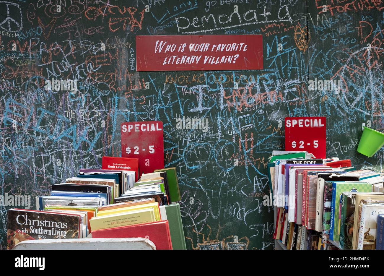 S ign auf der East 12th Street vor dem Strand Bookstore bitten Sie die Kunden, ihren bevorzugten literarischen Bösewicht auszuwählen. In Manhattan, New York City. Stockfoto