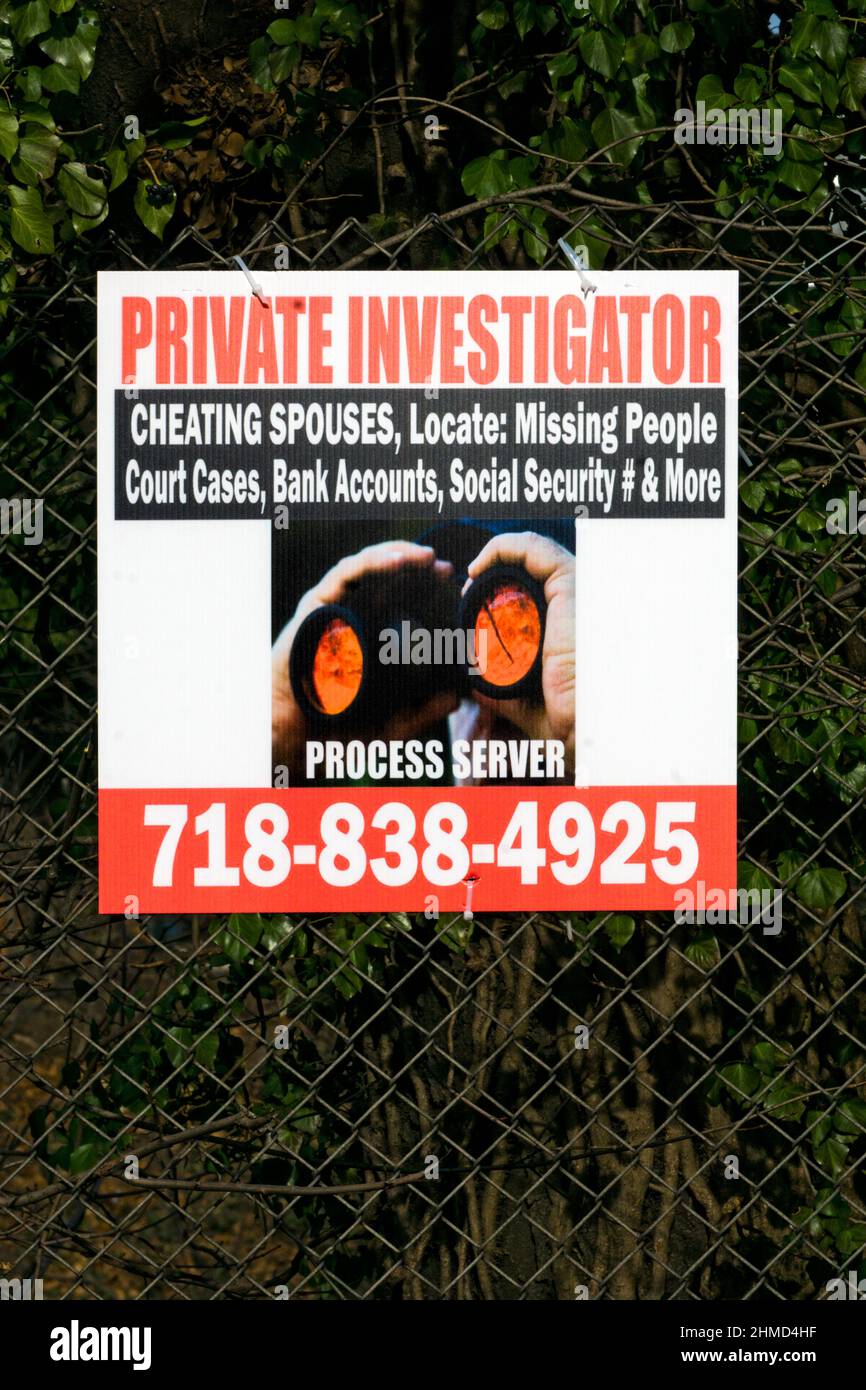 Ein ungewöhnliches Zeichen auf einem Zaun neben der LÜGE Werbung für die Dienste eines privaten Ermittler & Prozess-Server. In Flushing, Queens, New York. Stockfoto