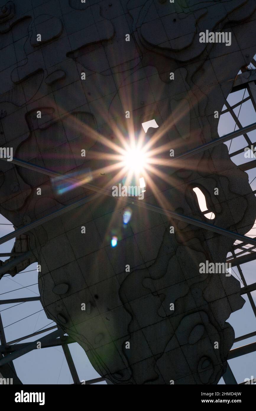 Ein ungewöhnlicher Blick auf die Unisphere in Queens mit der Sonne, die durch die Landkarte von Afrika scheint. Im Flushing Meadows Corona Park in Queens, New York. Stockfoto