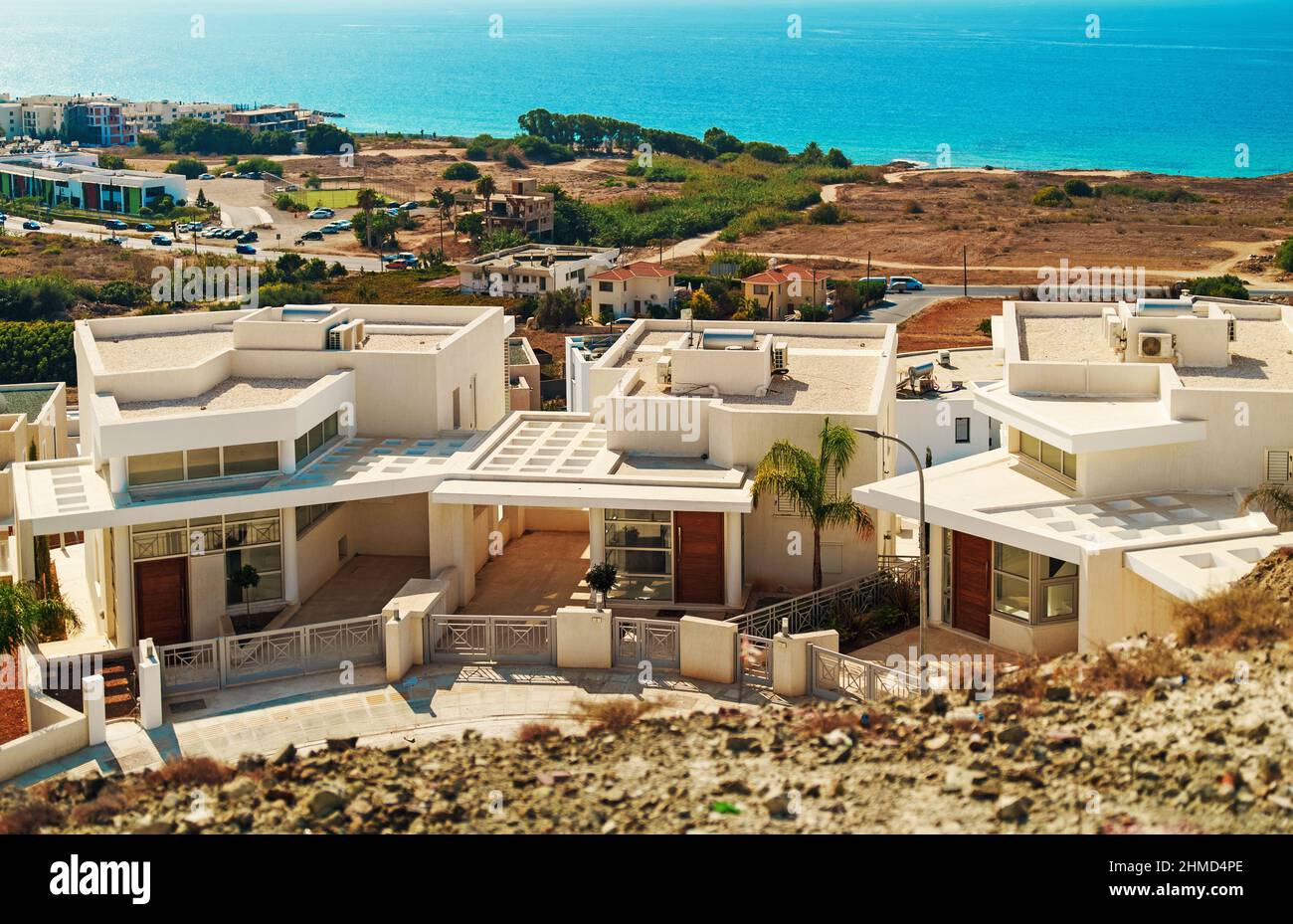 Luxushäuser auf dem Gipfel des Berges in Paphos. Stockfoto