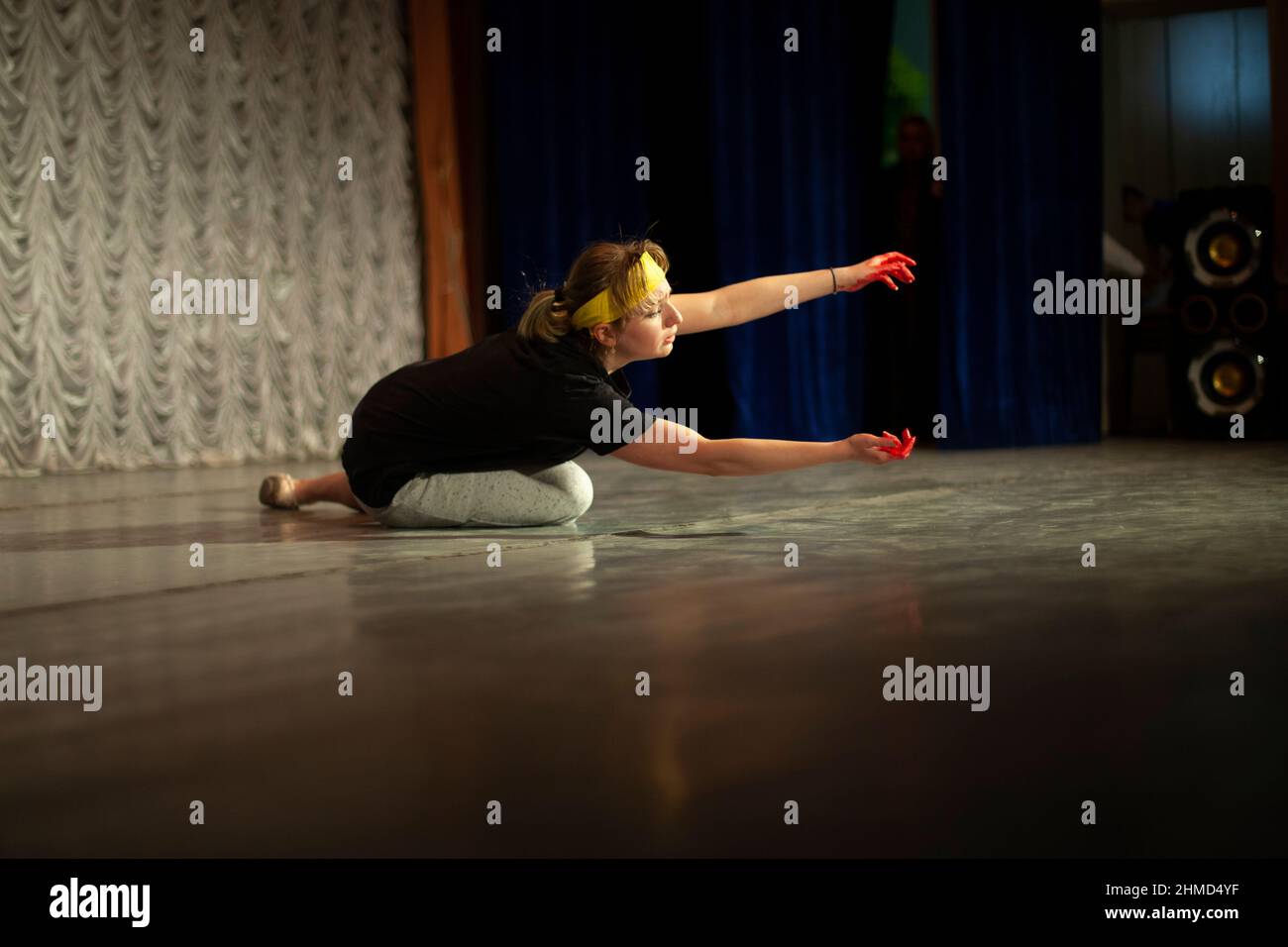 Mädchen zeigt Emotionen auf der Bühne. Der Tanzlehrer lernt, sich in Bewegung auszudrücken. Leistung der Ballerina. Stockfoto