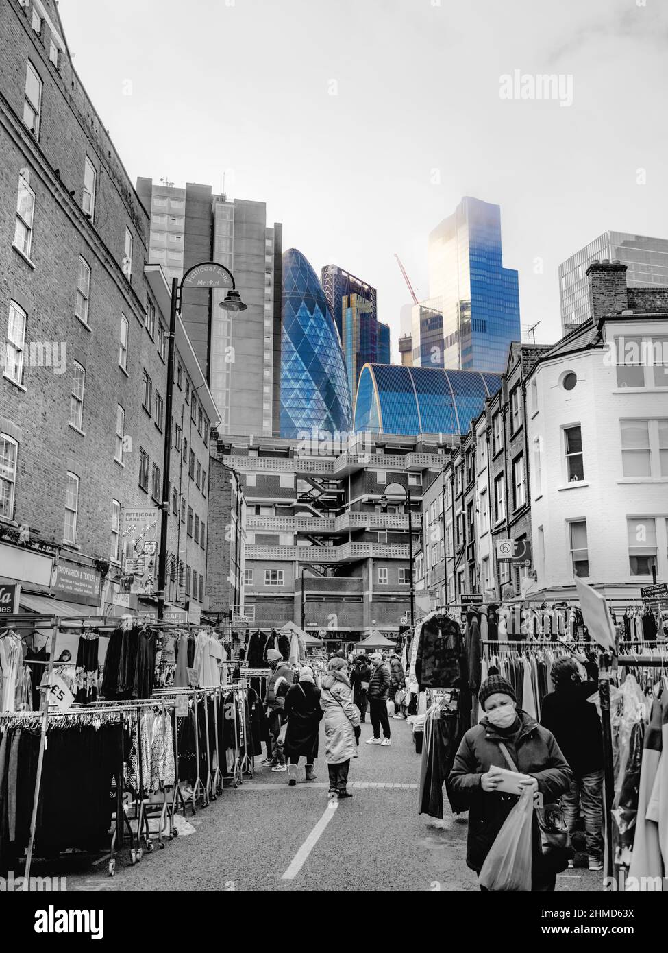 Die City of London überragt den Petticoat Lane Markt. Stockfoto