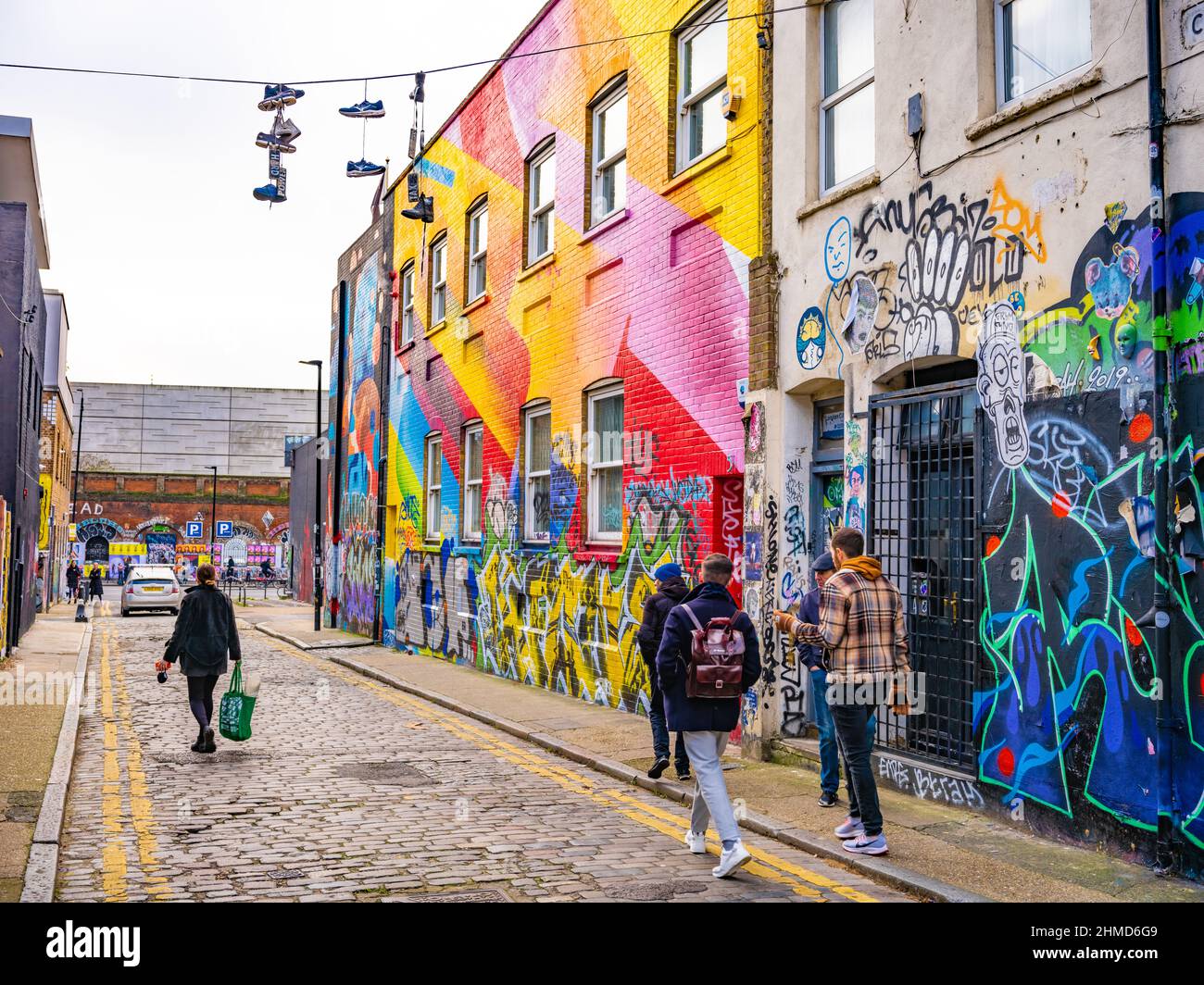 Chance Street, Wandkunstwerk, Shoreditch. Schuhe am Draht. Stockfoto