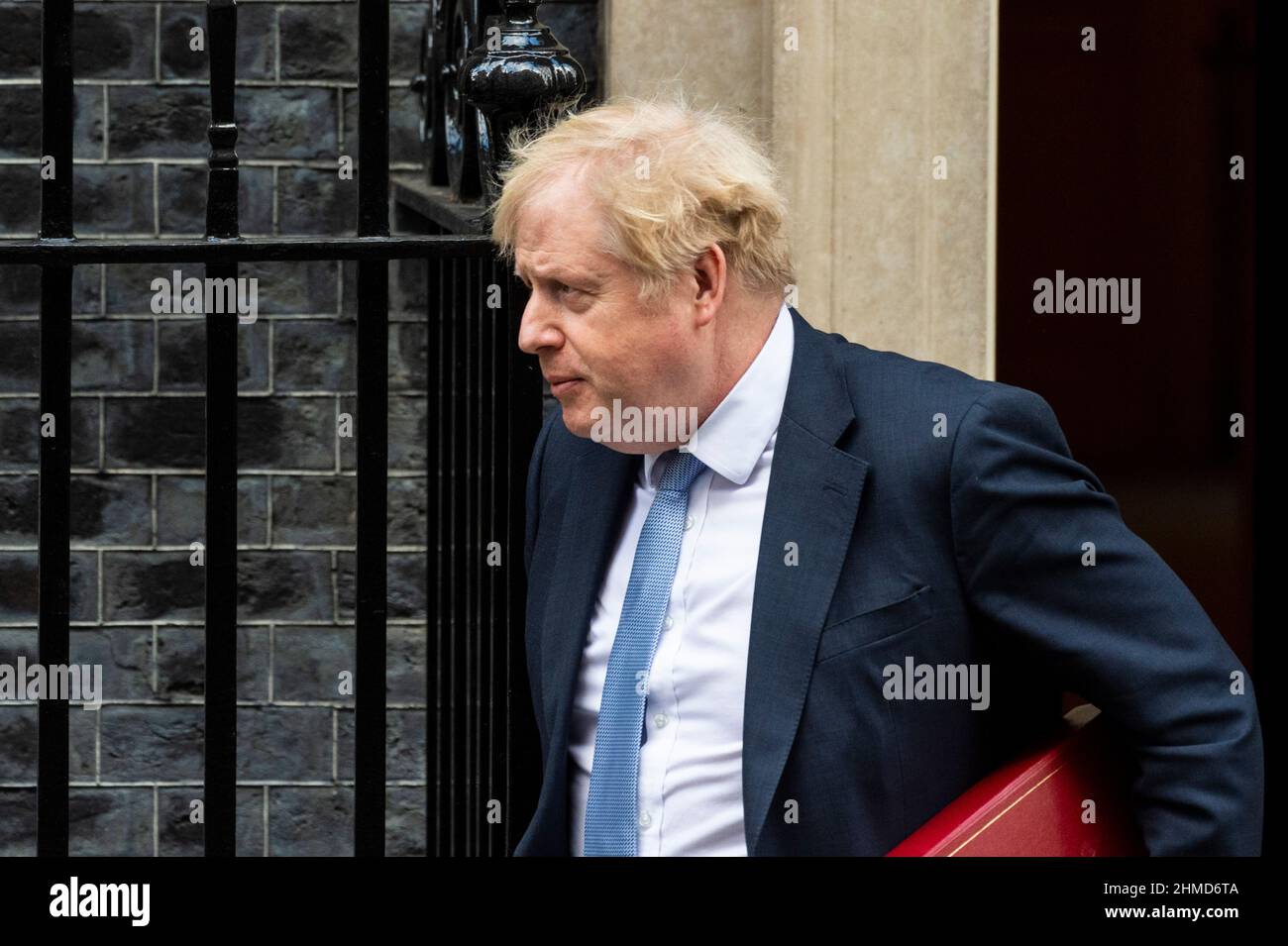 London, Großbritannien. 9. Februar 2022. Boris Johnson, Premierminister, verlässt die Downing Street 10, um Fragen des Premierministers (PMQs) im Unterhaus zu stellen. Der Premierminister steht unter dem Druck der Abgeordneten, sich für Kommentare zu entschuldigen oder sich zurückzuziehen, die der Labour-Vorsitzende Kier Starmer in der vergangenen Woche bei der Fragestunde im Zusammenhang mit dem Fall Jimmy Saville abgegeben hat. Kredit: Stephen Chung/Alamy Live Nachrichten Stockfoto London, Großbritannien. 9. Februar 2022. Boris Johnson, Premierminister, verlässt die Downing Street 10, um Fragen des Premierministers (PMQs) im Unterhaus zu stellen. Der Premierminister steht unter dem Druck der Abgeordneten, sich für Kommentare zu entschuldigen oder sich zurückzuziehen, die der Labour-Vorsitzende Kier Starmer in der vergangenen Woche bei der Fragestunde im Zusammenhang mit dem Fall Jimmy Saville abgegeben hat. Kredit: Stephen Chung/Alamy Live Nachrichten Stockfoto