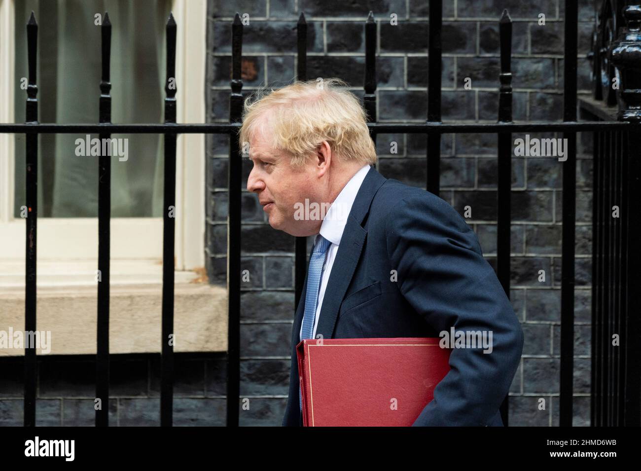 London, Großbritannien. 9. Februar 2022. Boris Johnson, Premierminister, verlässt die Downing Street 10, um Fragen des Premierministers (PMQs) im Unterhaus zu stellen. Der Premierminister steht unter dem Druck der Abgeordneten, sich für Kommentare zu entschuldigen oder sich zurückzuziehen, die der Labour-Vorsitzende Kier Starmer in der vergangenen Woche bei der Fragestunde im Zusammenhang mit dem Fall Jimmy Saville abgegeben hat. Kredit: Stephen Chung/Alamy Live Nachrichten Stockfoto London, Großbritannien. 9. Februar 2022. Boris Johnson, Premierminister, verlässt die Downing Street 10, um Fragen des Premierministers (PMQs) im Unterhaus zu stellen. Der Premierminister steht unter dem Druck der Abgeordneten, sich für Kommentare zu entschuldigen oder sich zurückzuziehen, die der Labour-Vorsitzende Kier Starmer in der vergangenen Woche bei der Fragestunde im Zusammenhang mit dem Fall Jimmy Saville abgegeben hat. Kredit: Stephen Chung/Alamy Live Nachrichten Stockfoto