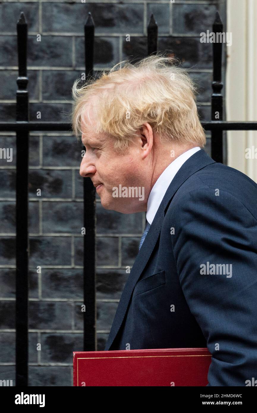 London, Großbritannien. 9. Februar 2022. Boris Johnson, Premierminister, verlässt die Downing Street 10, um Fragen des Premierministers (PMQs) im Unterhaus zu stellen. Der Premierminister steht unter dem Druck der Abgeordneten, sich für Kommentare zu entschuldigen oder sich zurückzuziehen, die der Labour-Vorsitzende Kier Starmer in der vergangenen Woche bei der Fragestunde im Zusammenhang mit dem Fall Jimmy Saville abgegeben hat. Kredit: Stephen Chung/Alamy Live Nachrichten Stockfoto London, Großbritannien. 9. Februar 2022. Boris Johnson, Premierminister, verlässt die Downing Street 10, um Fragen des Premierministers (PMQs) im Unterhaus zu stellen. Der Premierminister steht unter dem Druck der Abgeordneten, sich für Kommentare zu entschuldigen oder sich zurückzuziehen, die der Labour-Vorsitzende Kier Starmer in der vergangenen Woche bei der Fragestunde im Zusammenhang mit dem Fall Jimmy Saville abgegeben hat. Kredit: Stephen Chung/Alamy Live Nachrichten Stockfoto