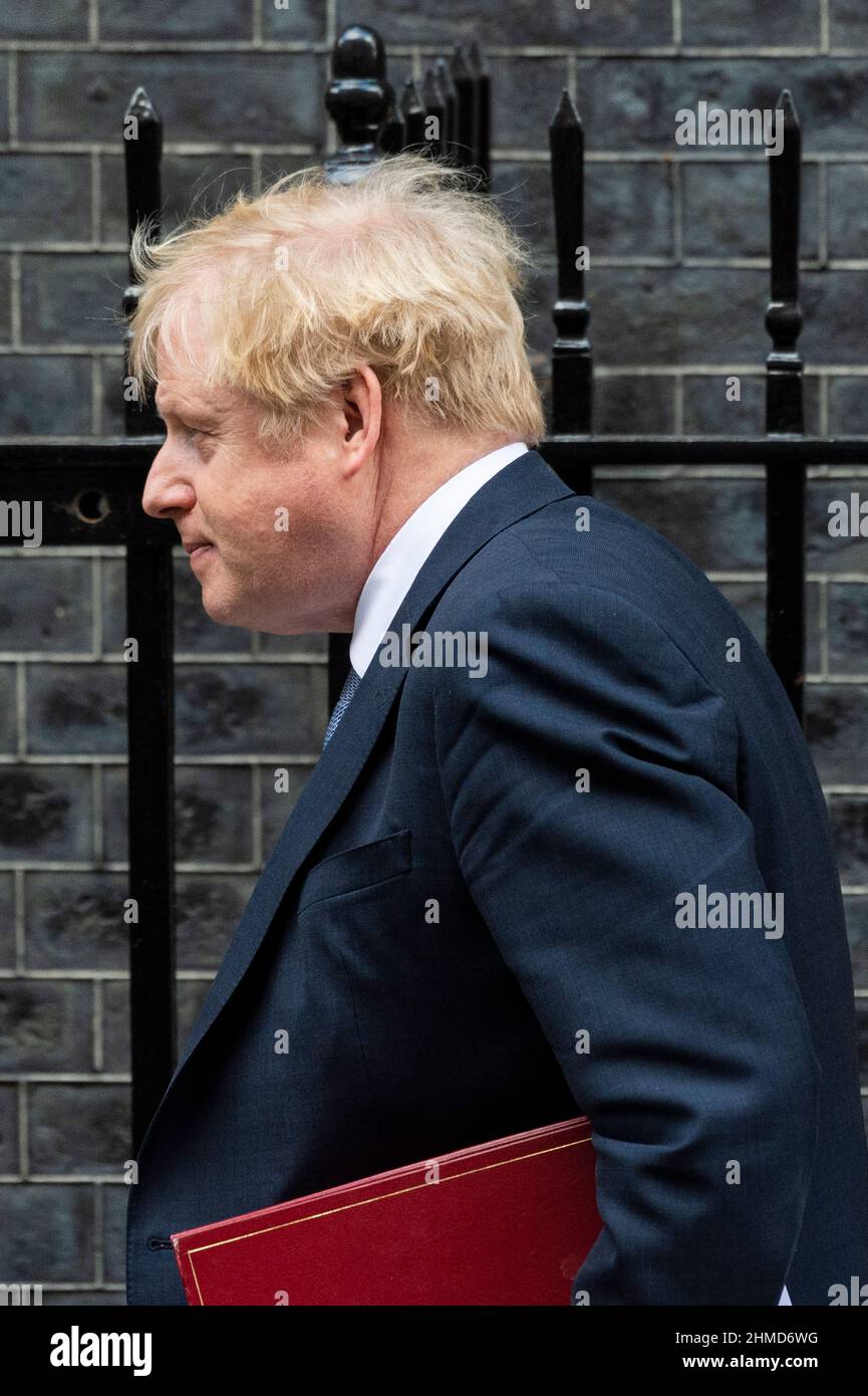London, Großbritannien. 9. Februar 2022. Boris Johnson, Premierminister, verlässt die Downing Street 10, um Fragen des Premierministers (PMQs) im Unterhaus zu stellen. Der Premierminister steht unter dem Druck der Abgeordneten, sich für Kommentare zu entschuldigen oder sich zurückzuziehen, die der Labour-Vorsitzende Kier Starmer in der vergangenen Woche bei der Fragestunde im Zusammenhang mit dem Fall Jimmy Saville abgegeben hat. Kredit: Stephen Chung/Alamy Live Nachrichten Stockfoto London, Großbritannien. 9. Februar 2022. Boris Johnson, Premierminister, verlässt die Downing Street 10, um Fragen des Premierministers (PMQs) im Unterhaus zu stellen. Der Premierminister steht unter dem Druck der Abgeordneten, sich für Kommentare zu entschuldigen oder sich zurückzuziehen, die der Labour-Vorsitzende Kier Starmer in der vergangenen Woche bei der Fragestunde im Zusammenhang mit dem Fall Jimmy Saville abgegeben hat. Kredit: Stephen Chung/Alamy Live Nachrichten Stockfoto