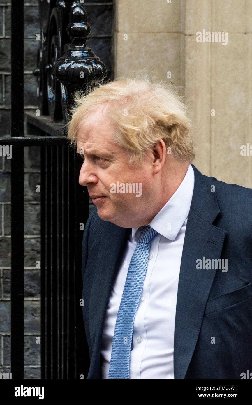 London, Großbritannien. 9. Februar 2022. Boris Johnson, Premierminister, verlässt die Downing Street 10, um Fragen des Premierministers (PMQs) im Unterhaus zu stellen. Der Premierminister steht unter dem Druck der Abgeordneten, sich für Kommentare zu entschuldigen oder sich zurückzuziehen, die der Labour-Vorsitzende Kier Starmer in der vergangenen Woche bei der Fragestunde im Zusammenhang mit dem Fall Jimmy Saville abgegeben hat. Kredit: Stephen Chung/Alamy Live Nachrichten Stockfoto London, Großbritannien. 9. Februar 2022. Boris Johnson, Premierminister, verlässt die Downing Street 10, um Fragen des Premierministers (PMQs) im Unterhaus zu stellen. Der Premierminister steht unter dem Druck der Abgeordneten, sich für Kommentare zu entschuldigen oder sich zurückzuziehen, die der Labour-Vorsitzende Kier Starmer in der vergangenen Woche bei der Fragestunde im Zusammenhang mit dem Fall Jimmy Saville abgegeben hat. Kredit: Stephen Chung/Alamy Live Nachrichten Stockfoto